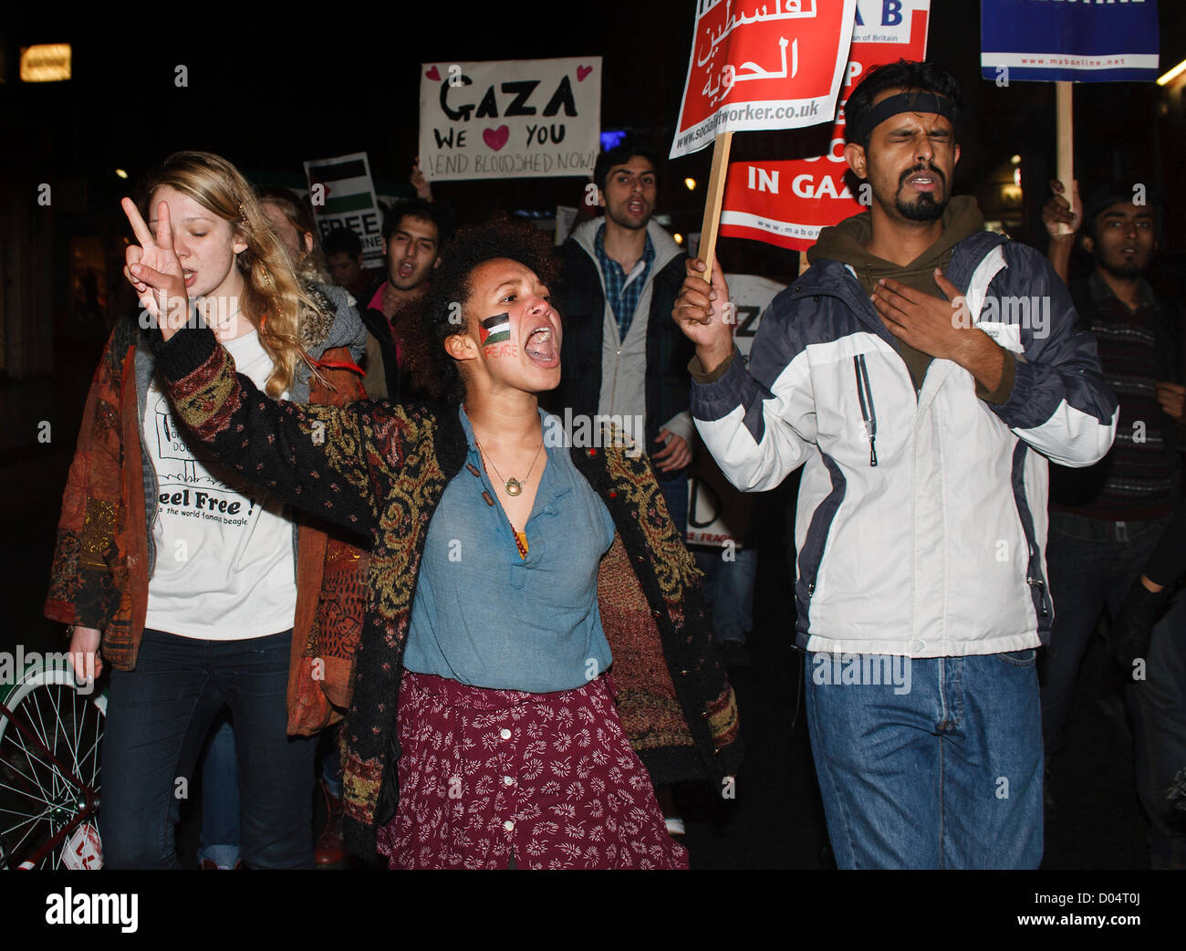Bristol, UK, November 16-Demonstranten gegen Israels Vorgehen in Gaza sind fotografiert, wie sie durch Bristol Stadtzentrum zu marschieren. Stockfoto