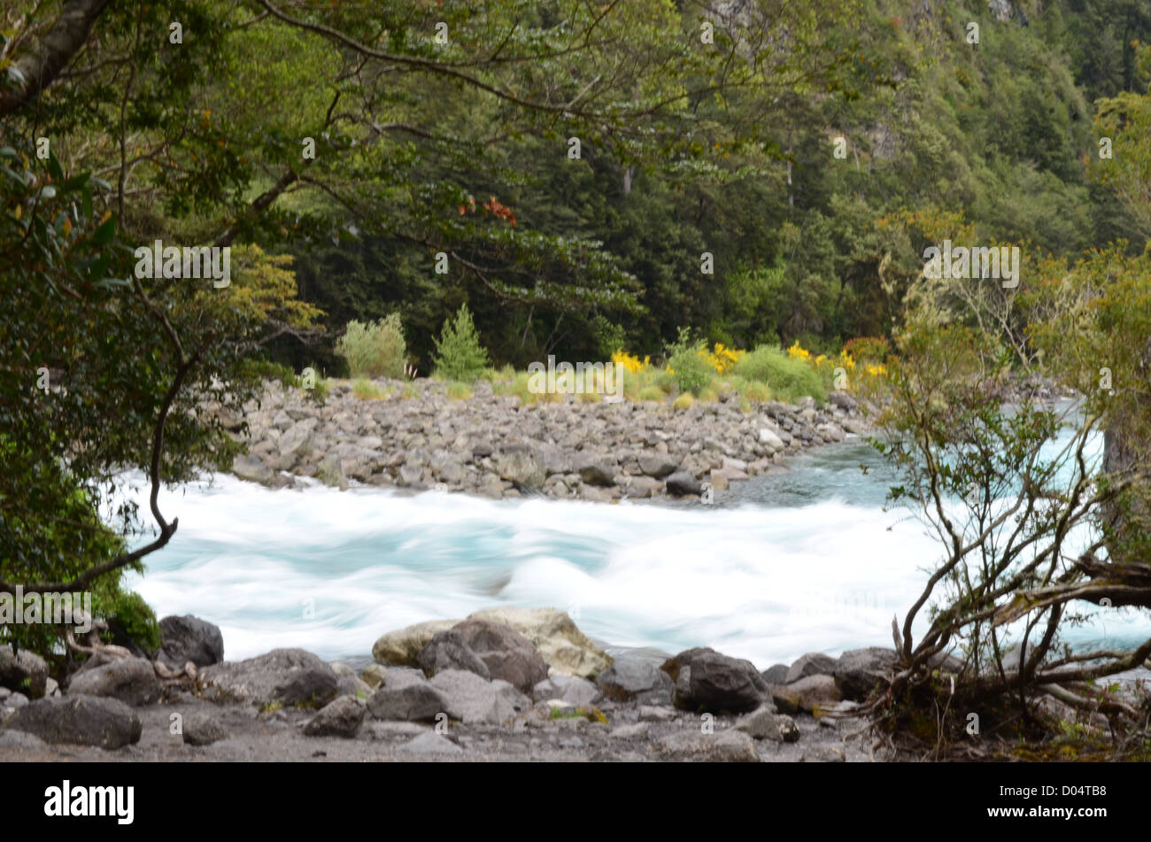 Das türkis Wasser des Saltos de Petrohue, in der Nähe von Puerto Varas / Puerto Montt, Chile-Patagonien Stockfoto