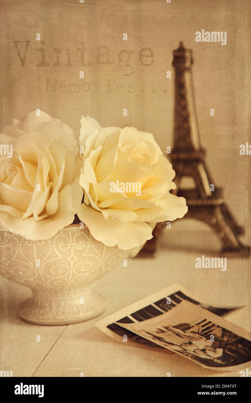 Antike Rosen mit alten Fotos auf Tisch Stockfoto