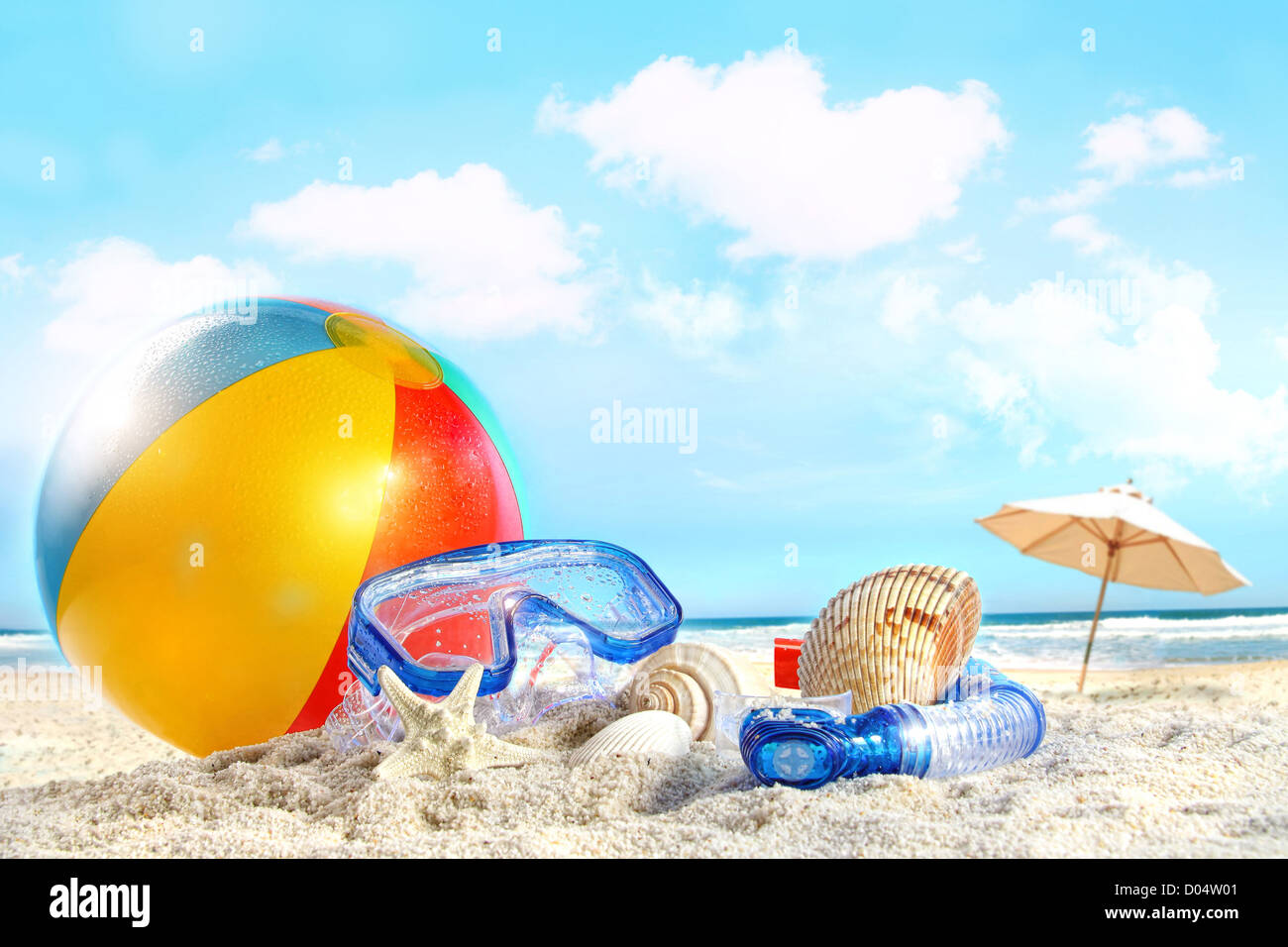 Spaß am Tag am Strand mit Schutzbrille und Beach-ball Stockfoto