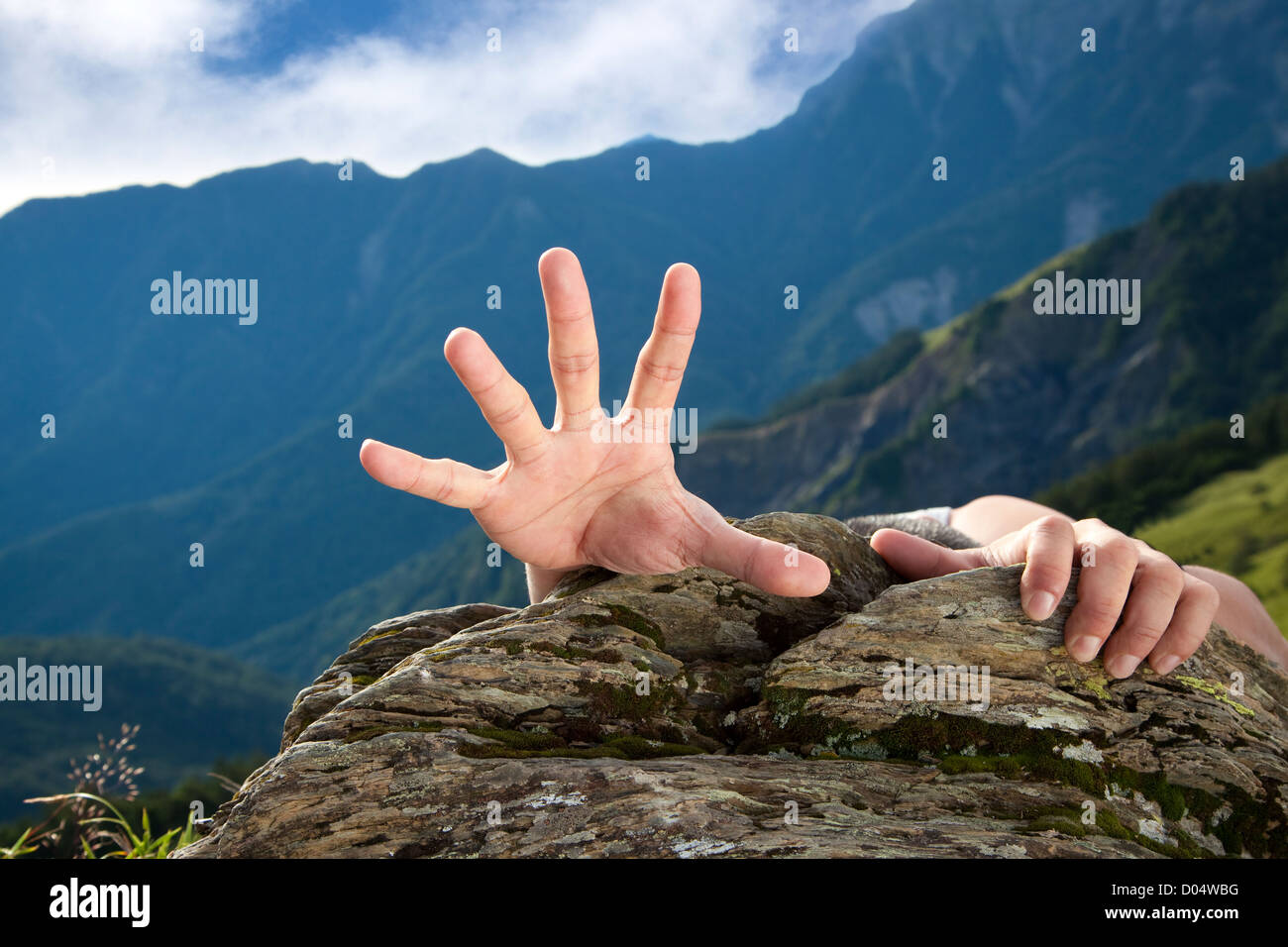 Hand für Hilfe am Berg Stockfoto