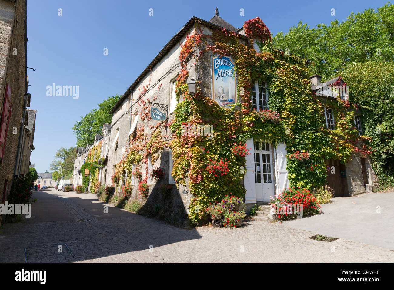 Hoch über dem Fluss Arz wurde Rochefort En Terre eines der schönsten Dörfer Frankreichs gewählt. Stockfoto