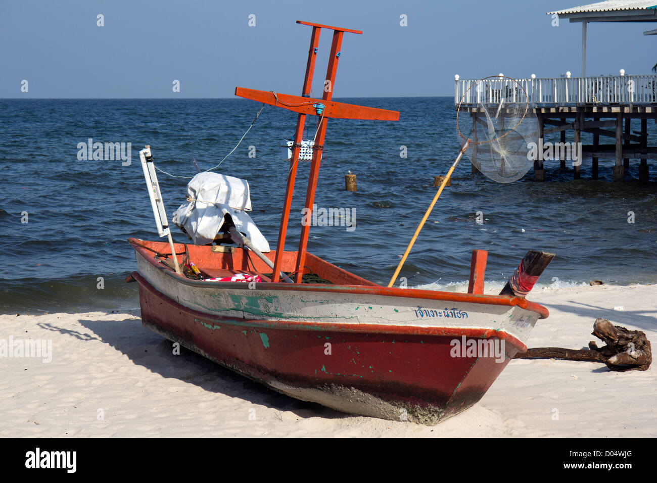 Fischerboot auf Town Beach, Hua Hin, Thailand Stockfoto
