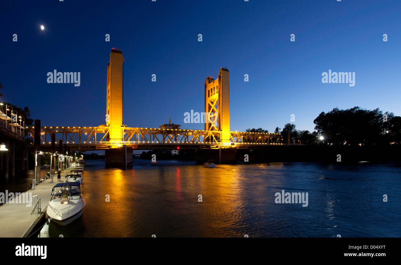 Die Tower Bridge über den Sacramento River in der Abenddämmerung. Sacramento, Kalifornien. Stockfoto