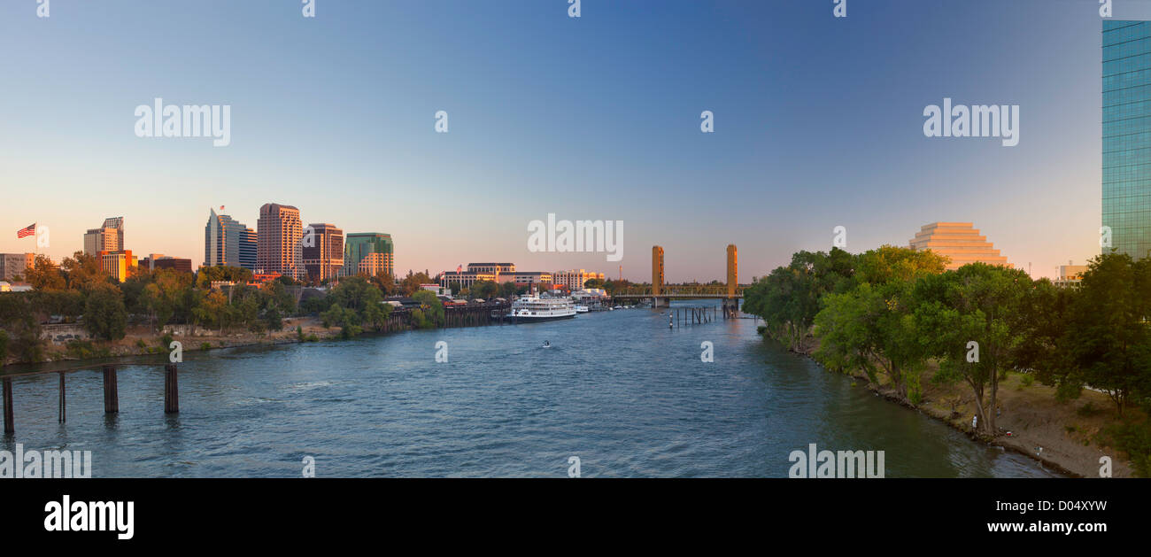 Panorama der Skyline bei Sonnenuntergang, einschließlich der Zikkurat, Tower Bridge und Delta King Flussschiff der Sacramento Innenstadt. Stockfoto