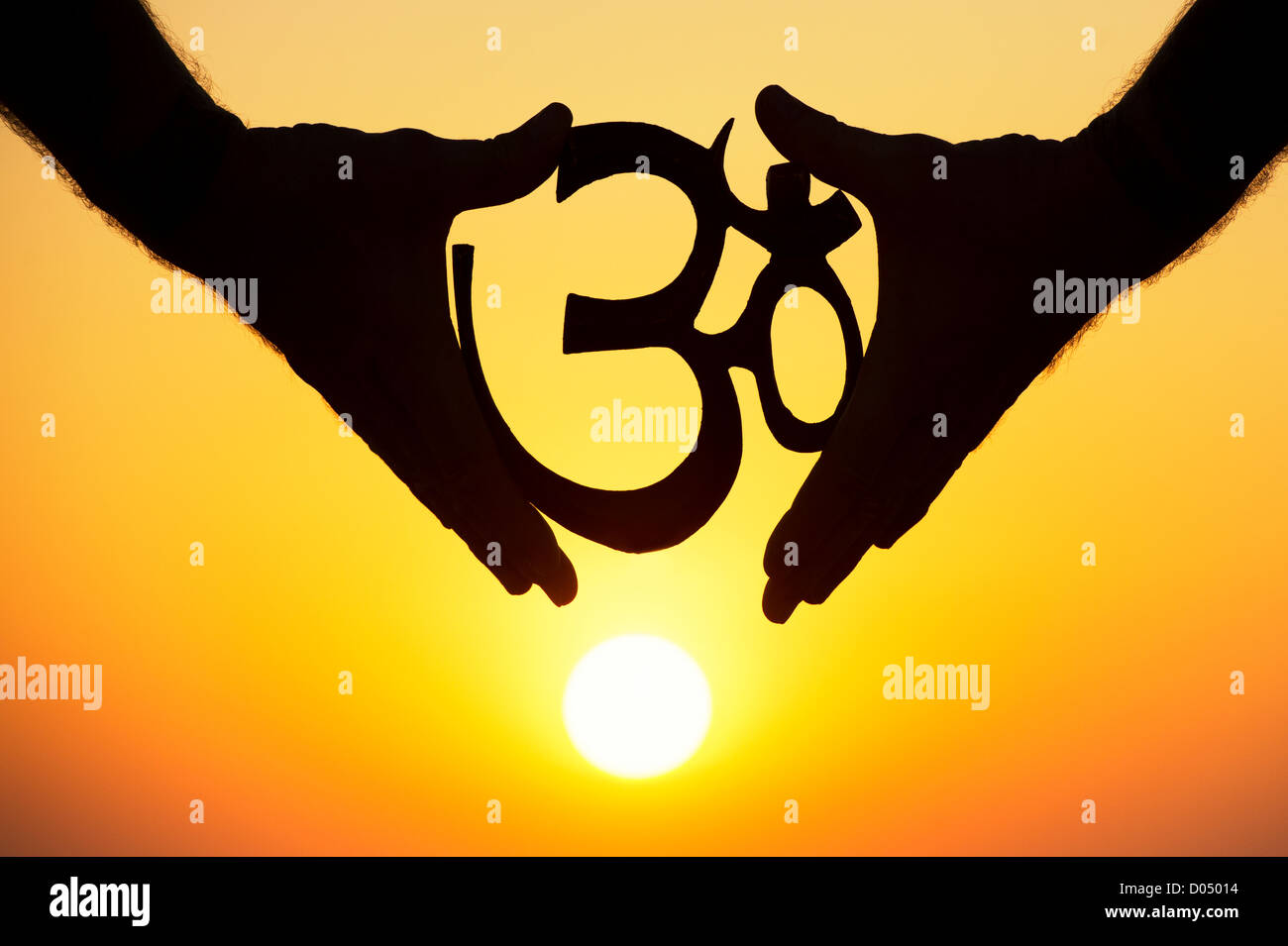 Hände halten hinduistischen OM / AUM symbol bei Sonnenuntergang. Indien. Silhouette Stockfoto