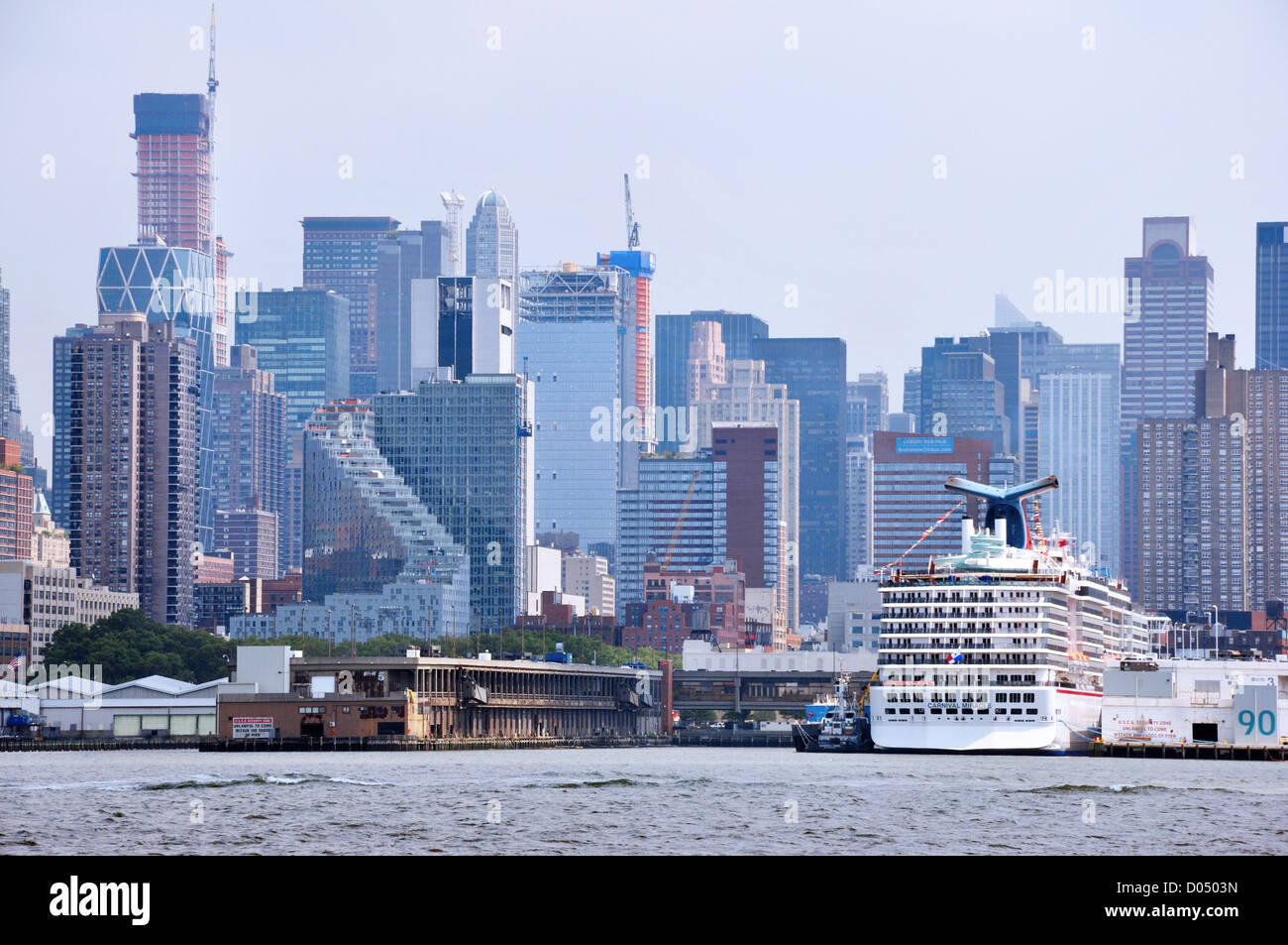 Blick auf Manhattan in New York City, USA - über den Hudson River aus New Jersey zu sehen Stockfoto