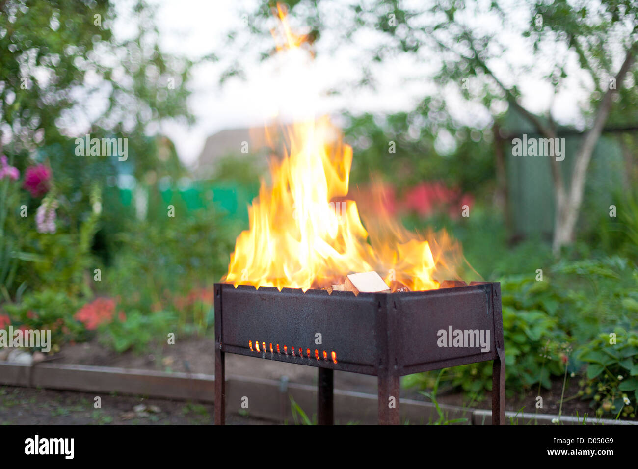 Brennendes Feuer im Grill, outdoor Stockfoto