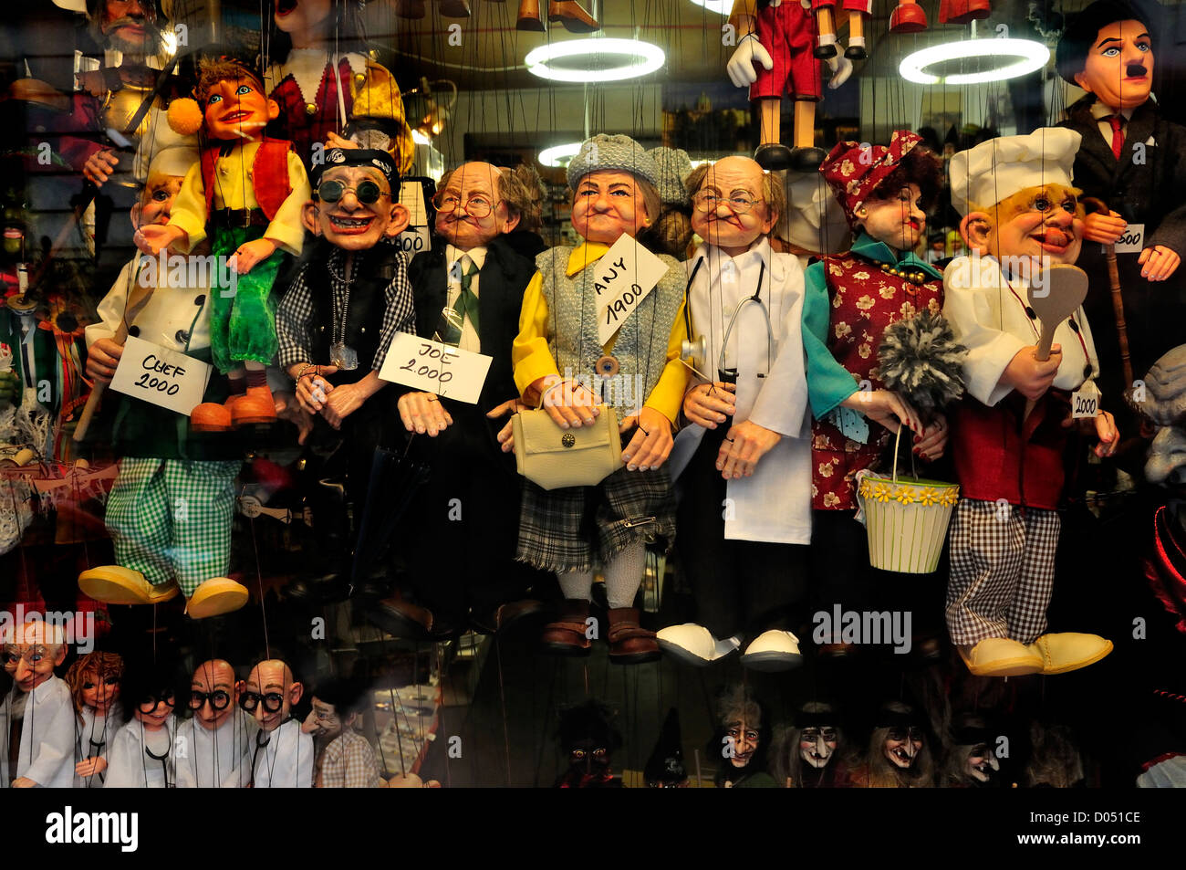 Prag, Tschechische Republik. Puppen in einem Schaufenster Stockfoto