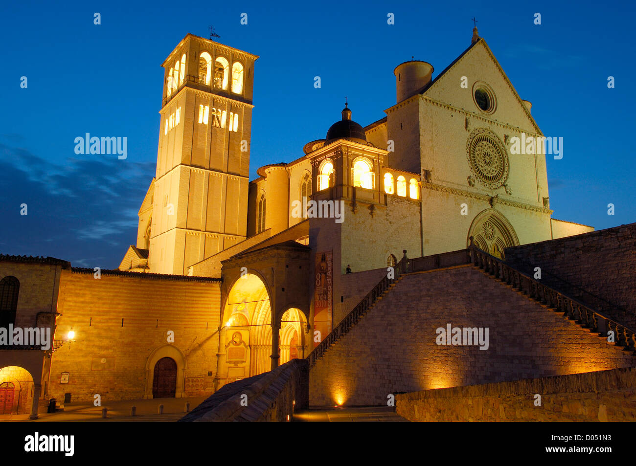 Assisi, Basilica di San Francesco. Basilika des Heiligen Franziskus in der Abenddämmerung. UNESCO-Weltkulturerbe. Provinz Perugia. Umbria.Italy Stockfoto