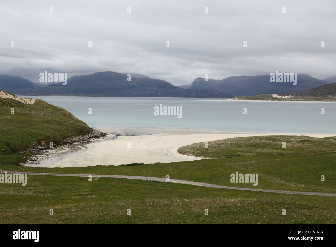 Die wichtigsten Berge von der Isle of Harris, gesehen von der westlichen Küstenstraße, auf der Suche nach Norden zeigt die schönen weißen Stränden Stockfoto