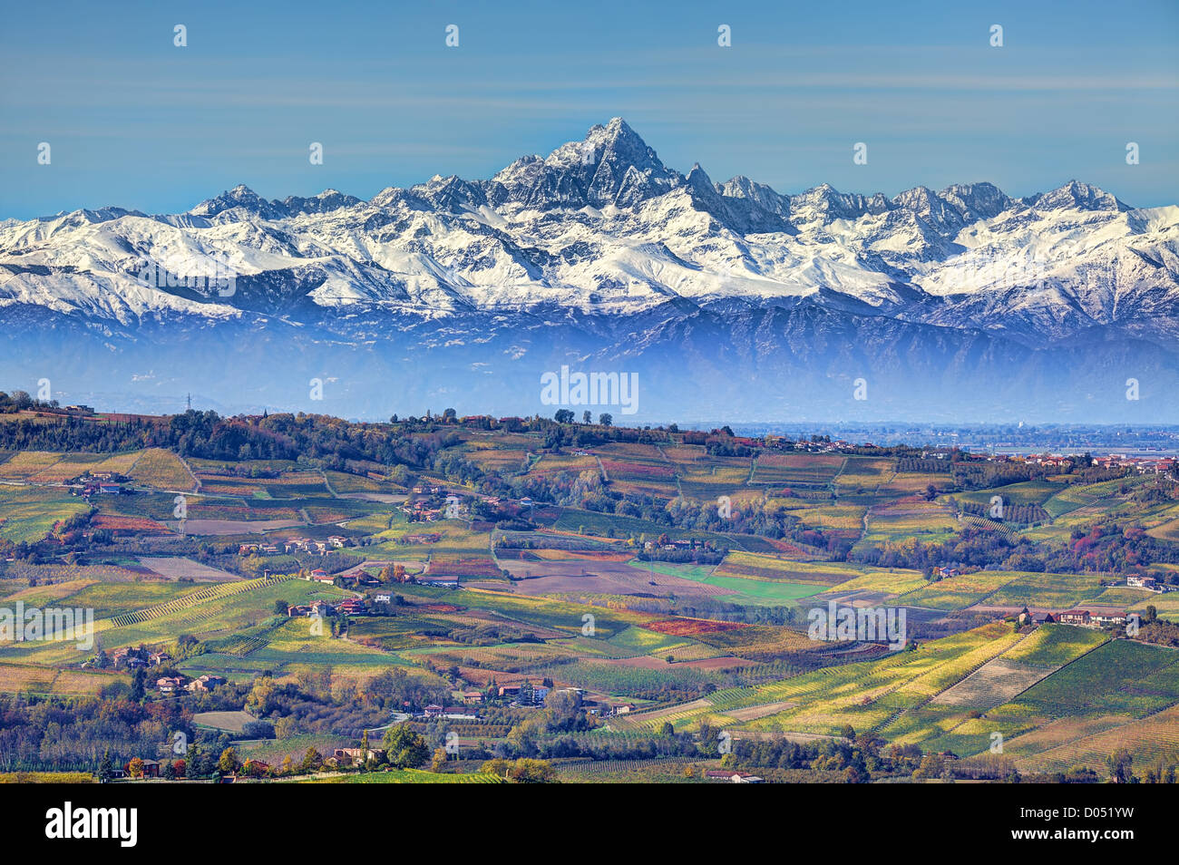 Blick auf Hügel und Wiesen des Piemont und schneebedeckten Gipfeln im Hintergrund im Herbst in Norditalien. Stockfoto