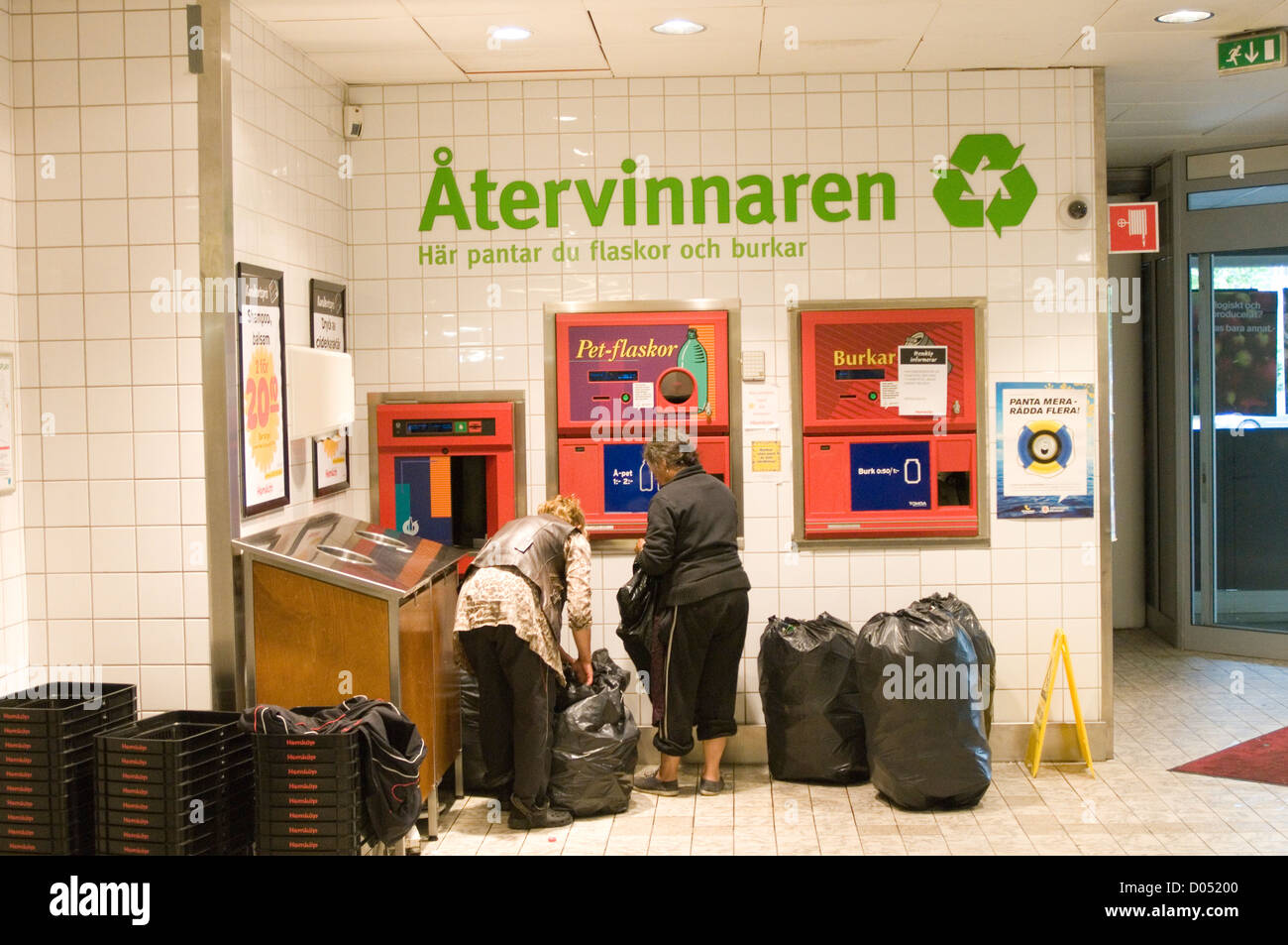 schwedische Recyclingstation im Supermarkt Schweden Menschen Papierkorb zeigen Sammlung Ablagerung auf Flasche Flaschen Stockfoto