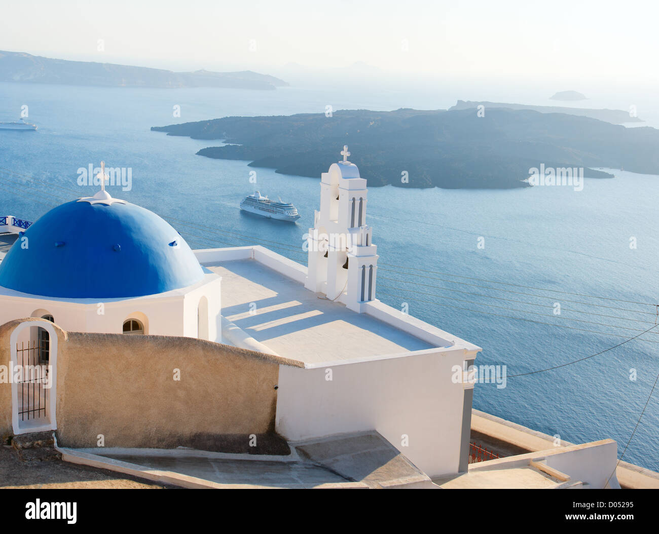 Blaue Kuppelkirche in Santorini Stockfoto