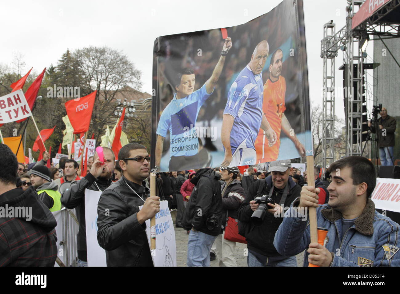 Sofia, Bulgarien. 17. November 2012. Demonstranten halten eine Fotomontage Darstellung EG Präsident Barroso als ein Fußball-Schiedsrichter, die rote, die bulgarische Regierung hält. Bildnachweis: Johann Brandstatter / Alamy Live News Stockfoto