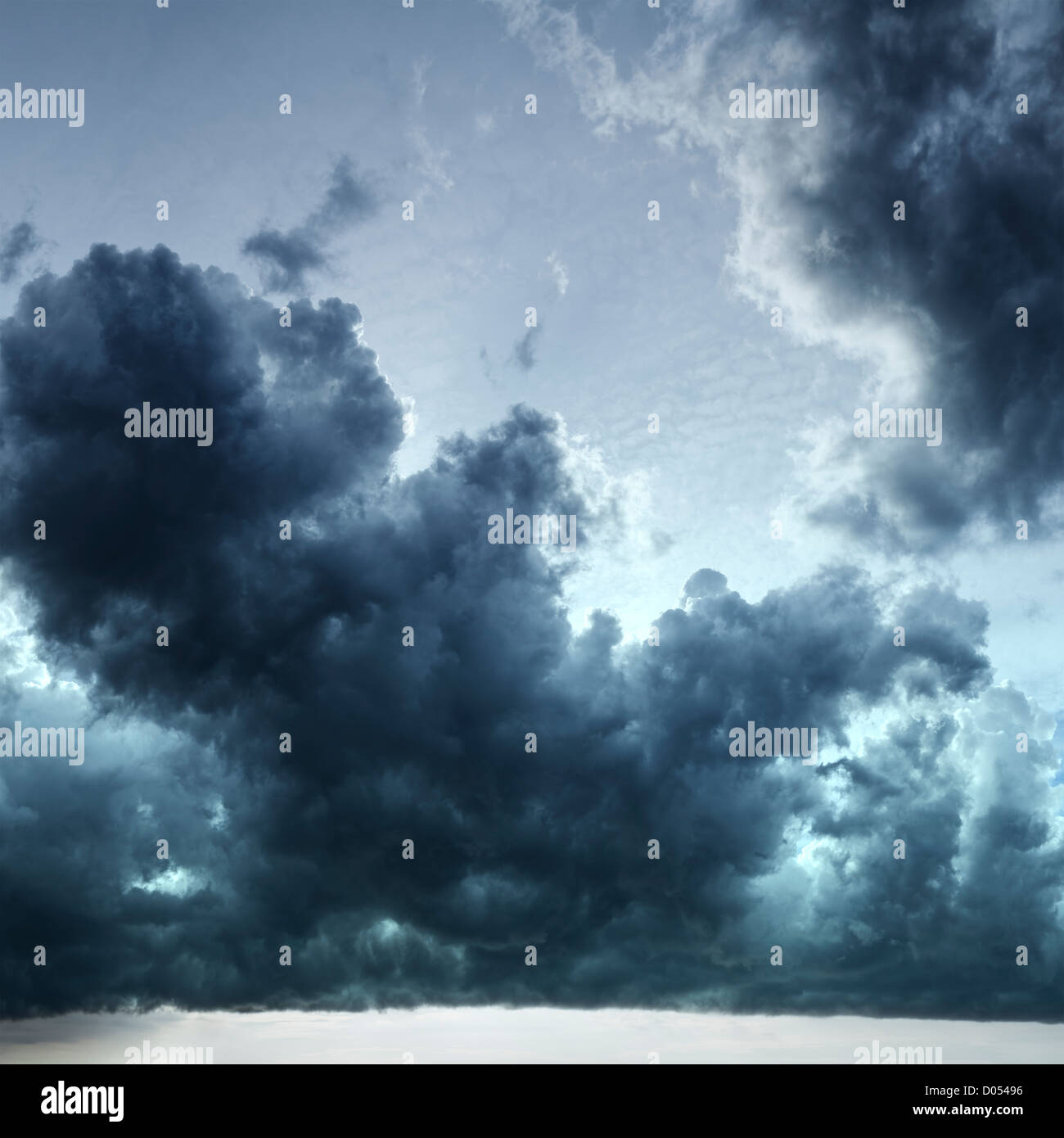 Dramatische Gewitterhimmel. Quadratische Komposition. Stockfoto