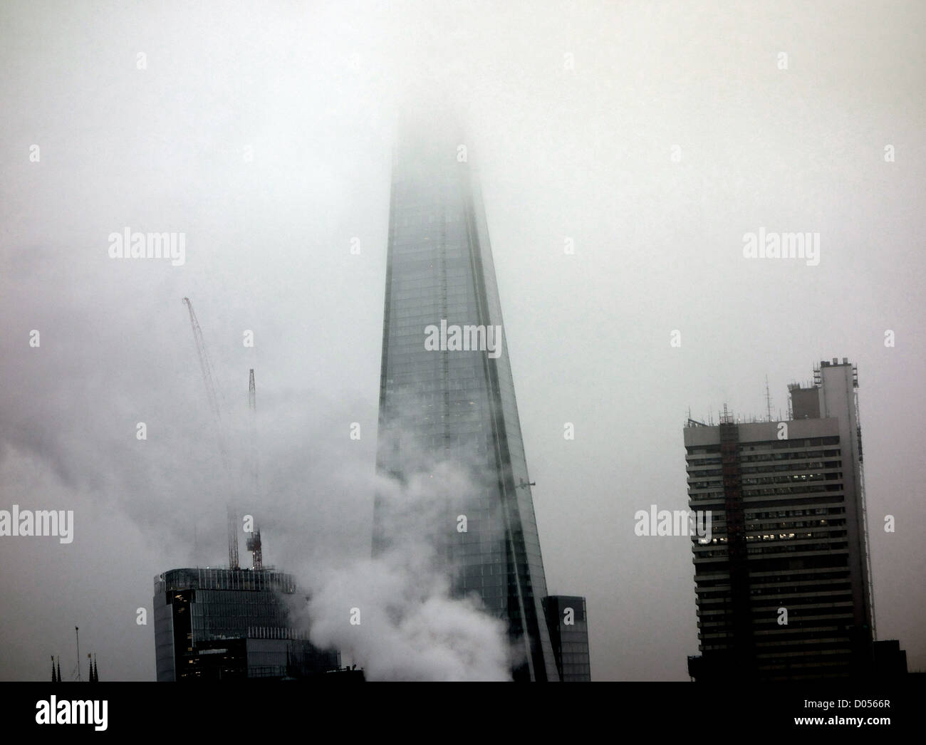 Top of The Shard eingehüllt in niedrigen Wolken oder Nebel, London Stockfoto