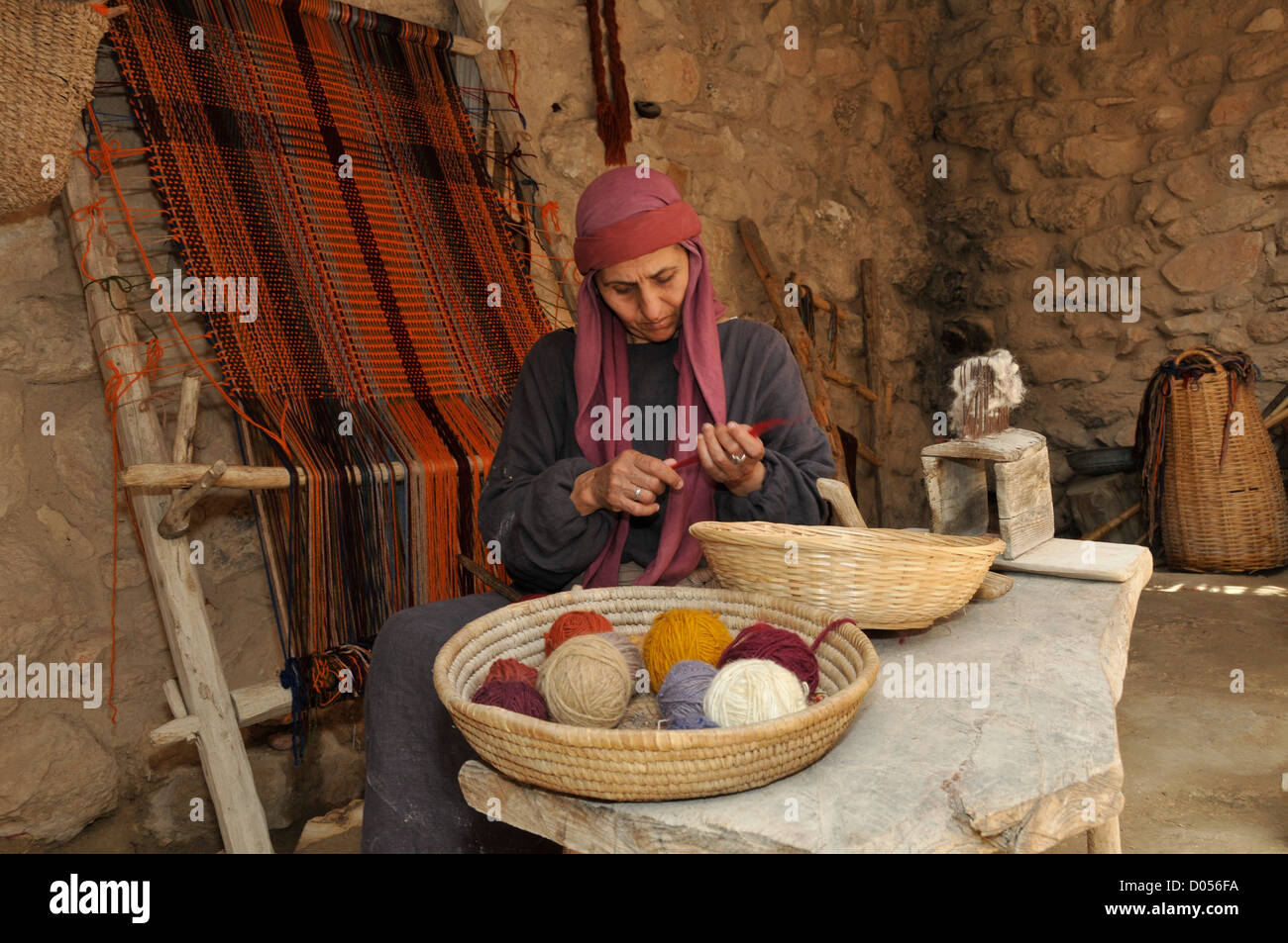Frau in Nazareth Israel zeigt die alte Handarbeit Stockfoto