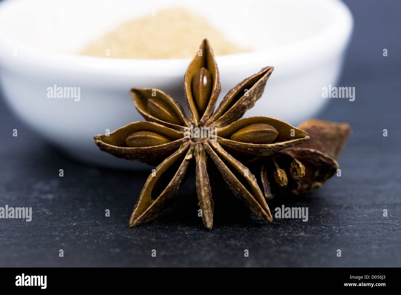 Illicium Verum und Zingiber Officinale. Sternanis und gemahlener Ingwer auf Schiefer Hintergrund. Stockfoto