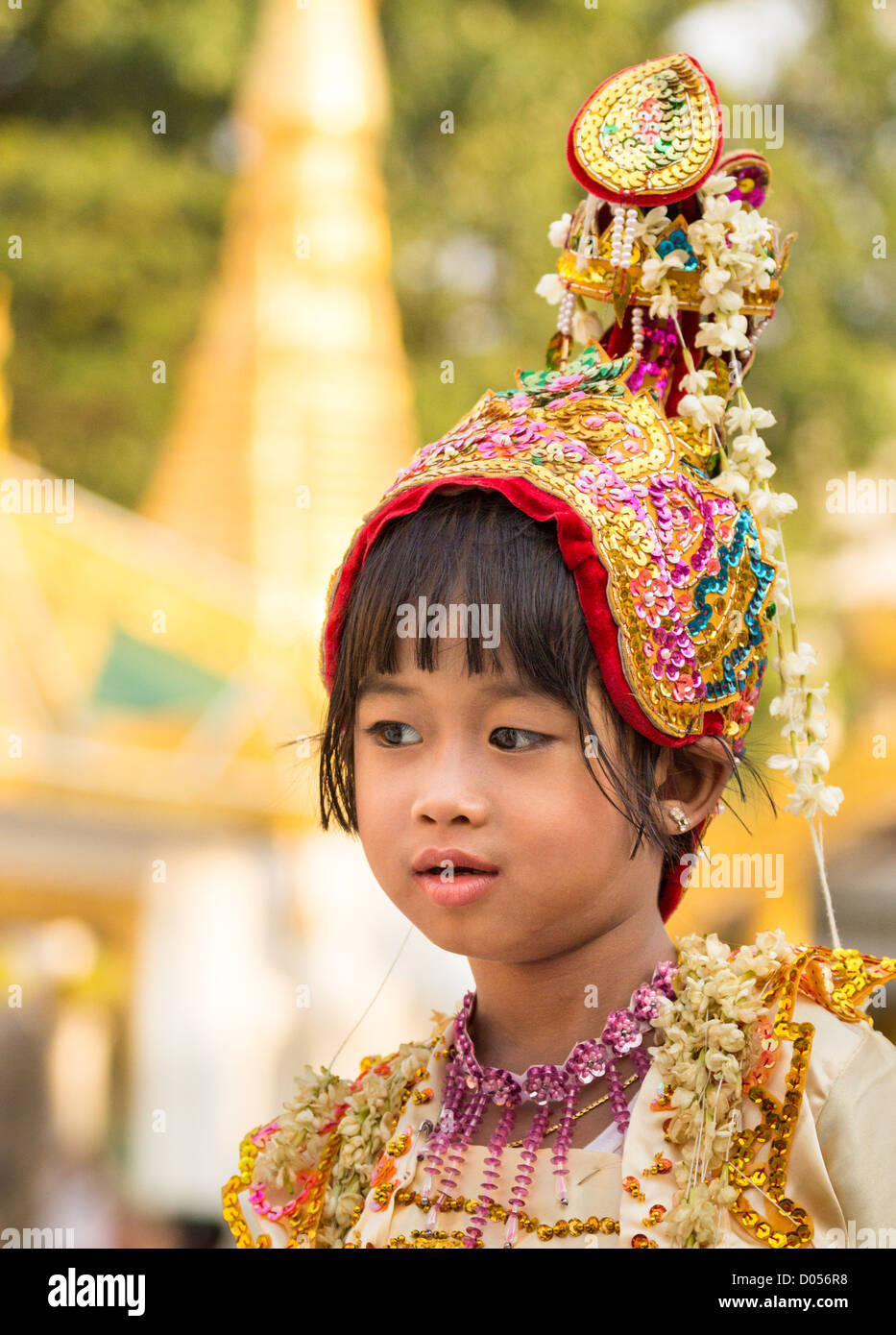 Die Novitiation-Zeremonie im Theravada Buddhismus kennzeichnet ein Mädchen Ordination. Das Kostüm ist der Stil der alten burmesischen Könige. Stockfoto