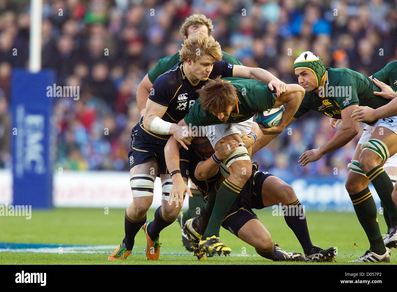 17.11.2012 Edinburgh, Schottland.   Südafrikas Eben Etzebeth durchbricht ein paar Zweikämpfe während des EMC Scottish Rugby Herbst Tests zwischen Schottland V vom Murrayfield Stadion Credit Südafrika: Action Plus Sportbilder / Alamy Live News Stockfoto
