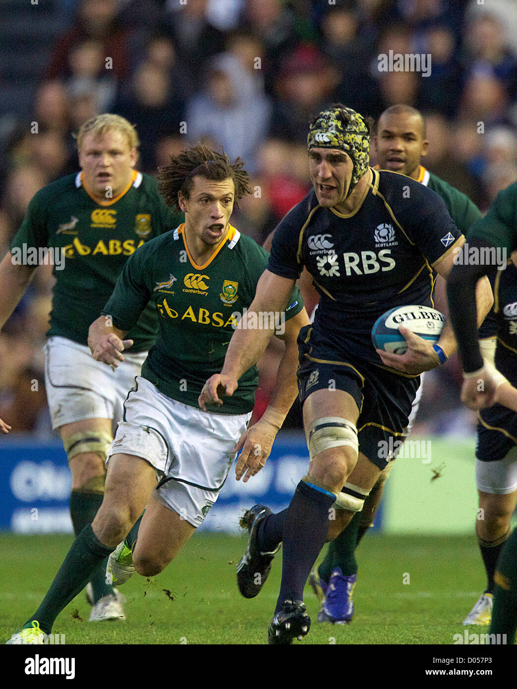 17.11.2012 Edinburgh, Schottland.   Schottlands Kelly Brown gejagt von Südafrikas ZaneKirchner während des EMC Scottish Rugby Herbst Tests zwischen Schottland V vom Murrayfield Stadion Credit Südafrika: Action Plus Sportbilder / Alamy Live News Stockfoto