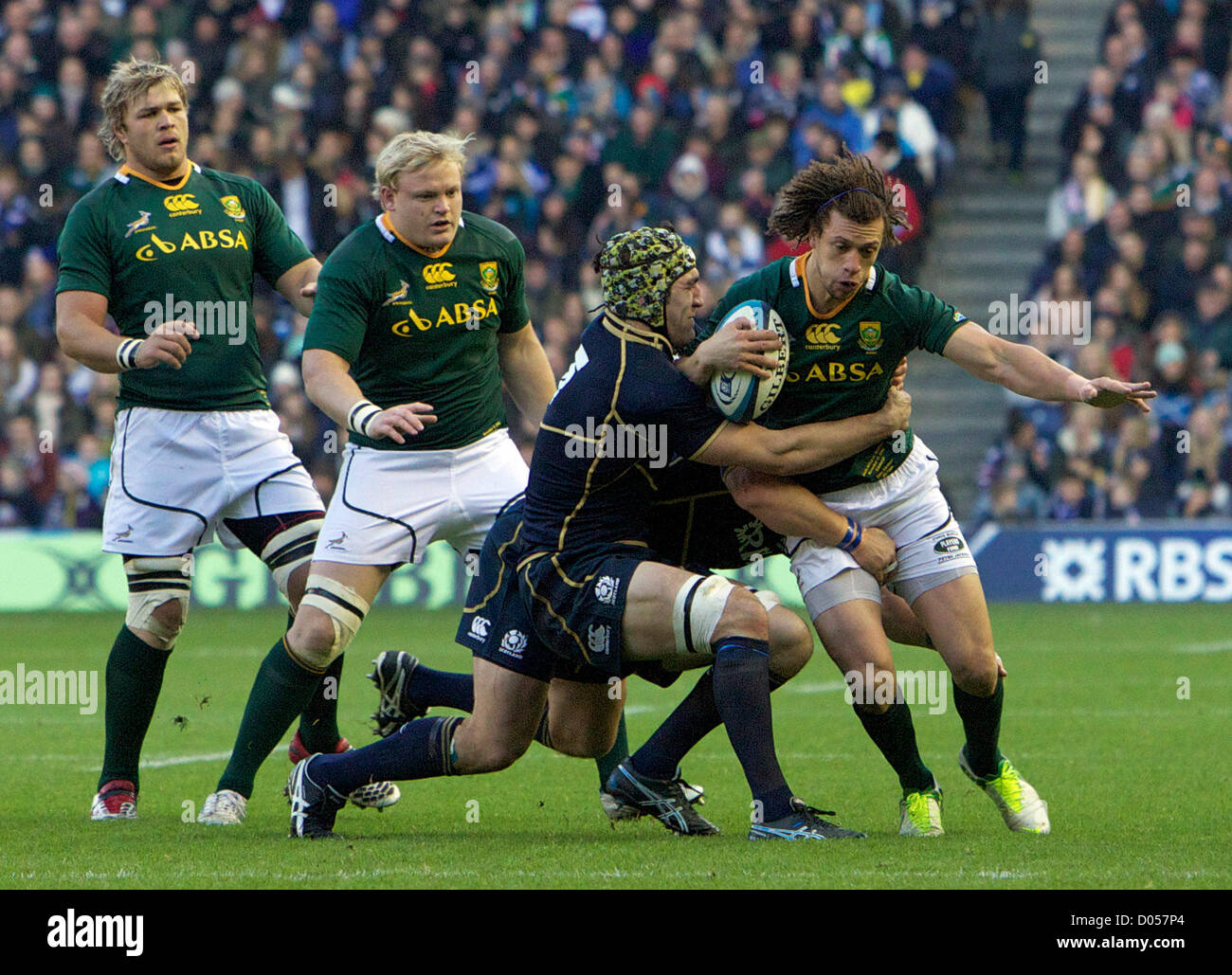 17.11.2012 Edinburgh, Schottland.   Schottlands Kelly Brown befasst sich Südafrikas Zane Kirchner während des EMC Scottish Rugby Herbst Tests zwischen Schottland V vom Murrayfield Stadion Credit Südafrika: Action Plus Sportbilder / Alamy Live News Stockfoto