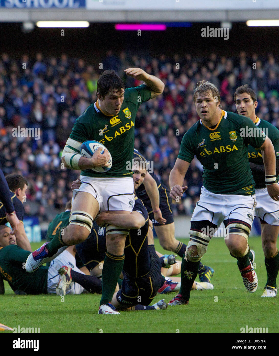 17.11.2012 Edinburgh, Schottland.     Francois Louw Südafrikas ist von Scots Verteidigung während des EMC Scottish Rugby Herbst Tests zwischen Schottland V vom Murrayfield Stadion Credit Südafrika in Angriff genommen: Action Plus Sportbilder / Alamy Live News Stockfoto