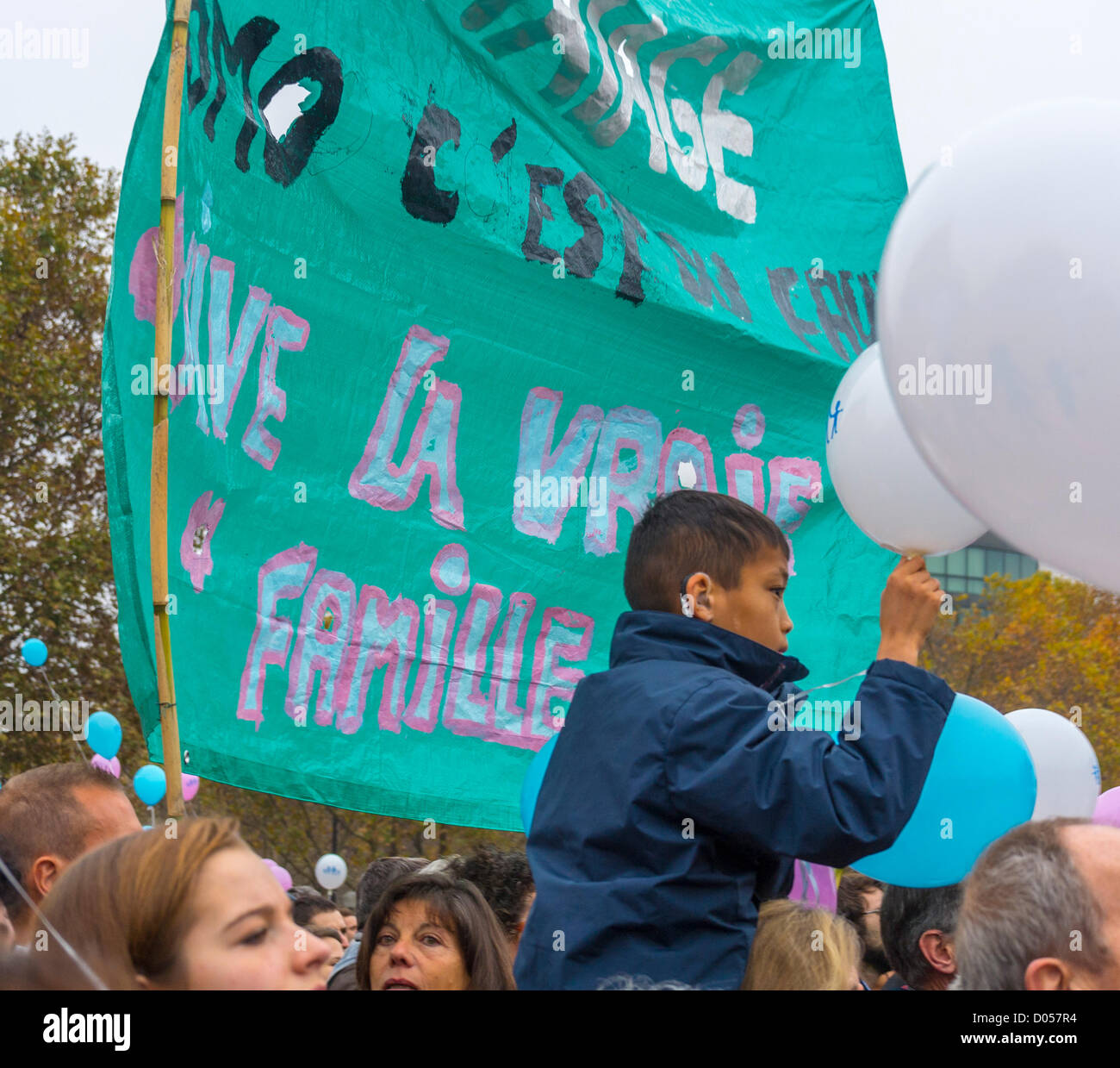 Paris, Frankreich, Child in Front, Banner bei Anti-Gay-Ehe-Protest, von französischen Konservativen. Konservative Demonstranten Stockfoto