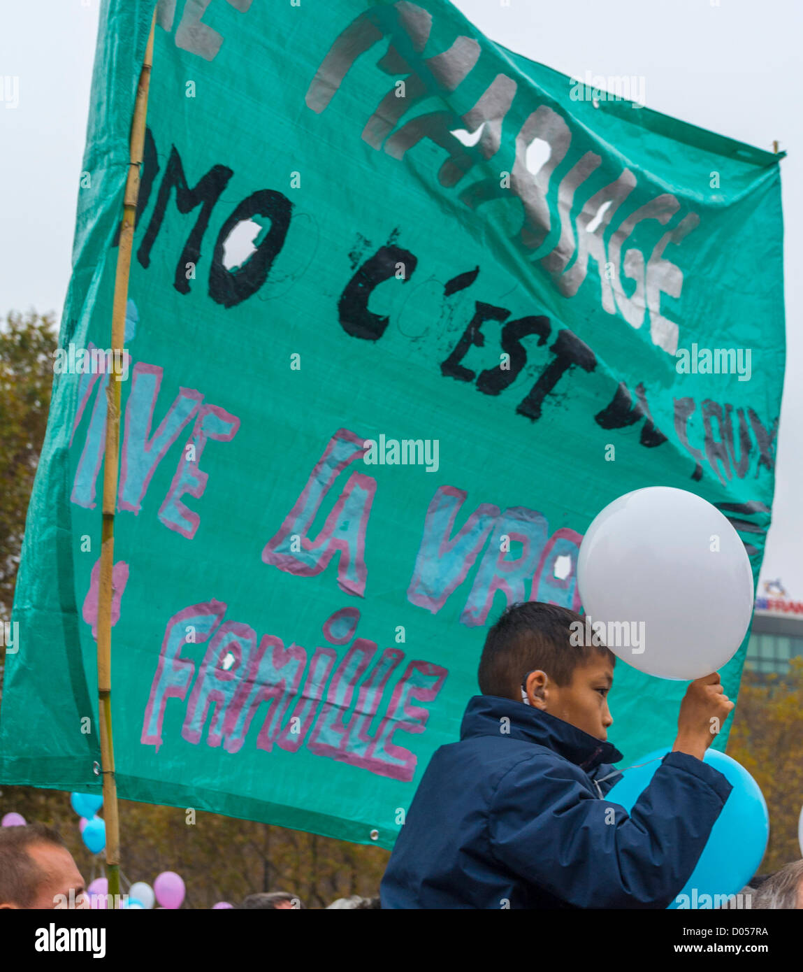 Paris, Frankreich, Child in Front, Banner bei Anti-Gay-Ehe-Protest, von französischen Konservativen. „Long lebe die echte Familie“ Stockfoto