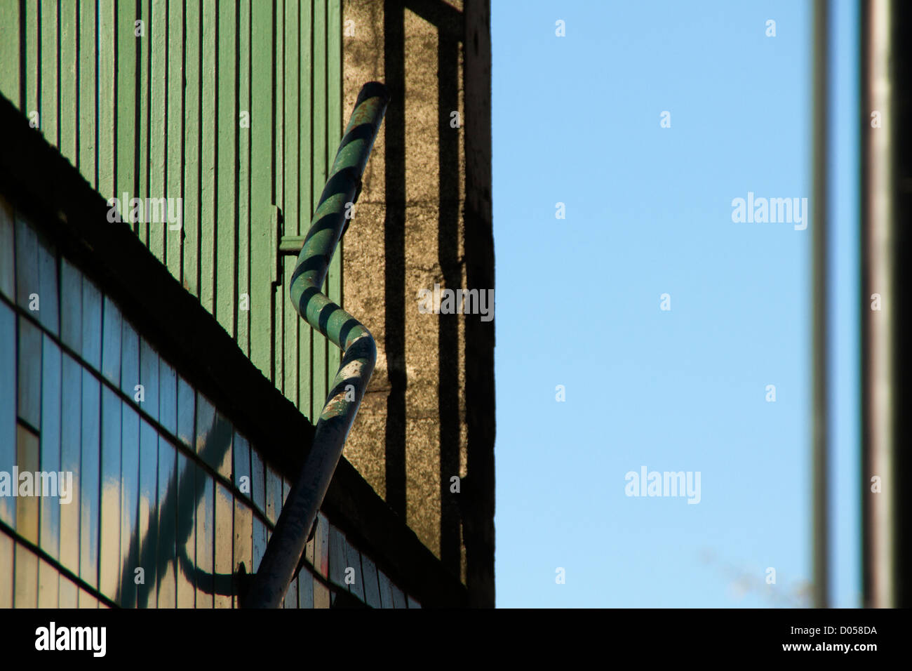 u-Bahn-Geländer, klaren blauen Himmel, Stockfoto