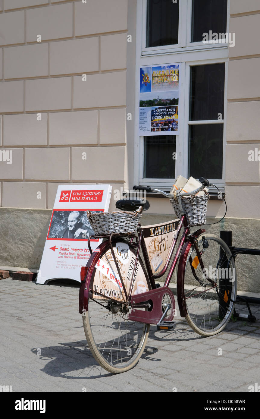 Oldtimer Fahrrad Werbung Galeria Cafe, Coffee-Shop in Wadowice, Polen. Stockfoto