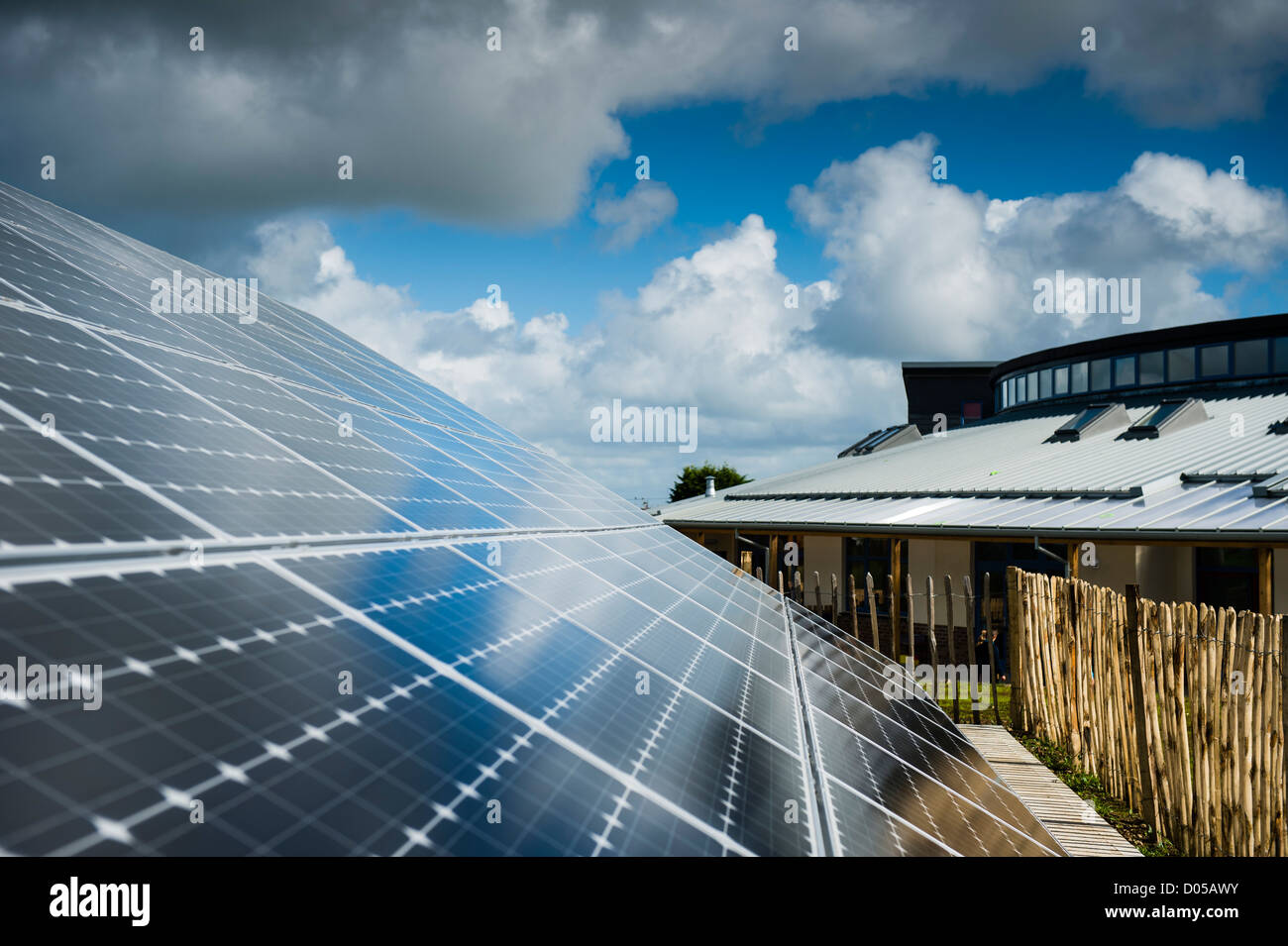 Sonnenkollektoren, außen, Leiter T Llew Jones, Brynhoffnant Ceredigion eine neue Gemeinschaft Grundschule Wales UK Stockfoto