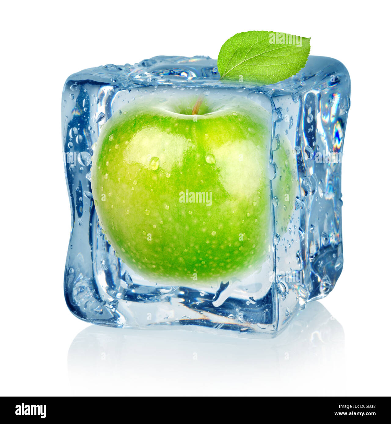 Ice Cube und Apfel isoliert auf weißem Hintergrund Stockfoto