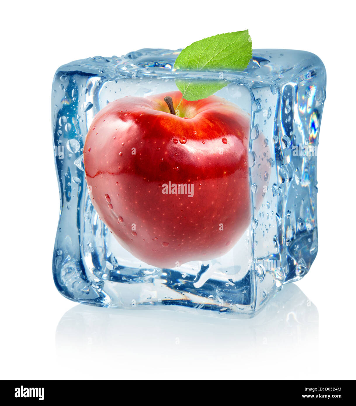 Ice Cube und roter Apfel auf einem weißen Hintergrund isoliert Stockfoto