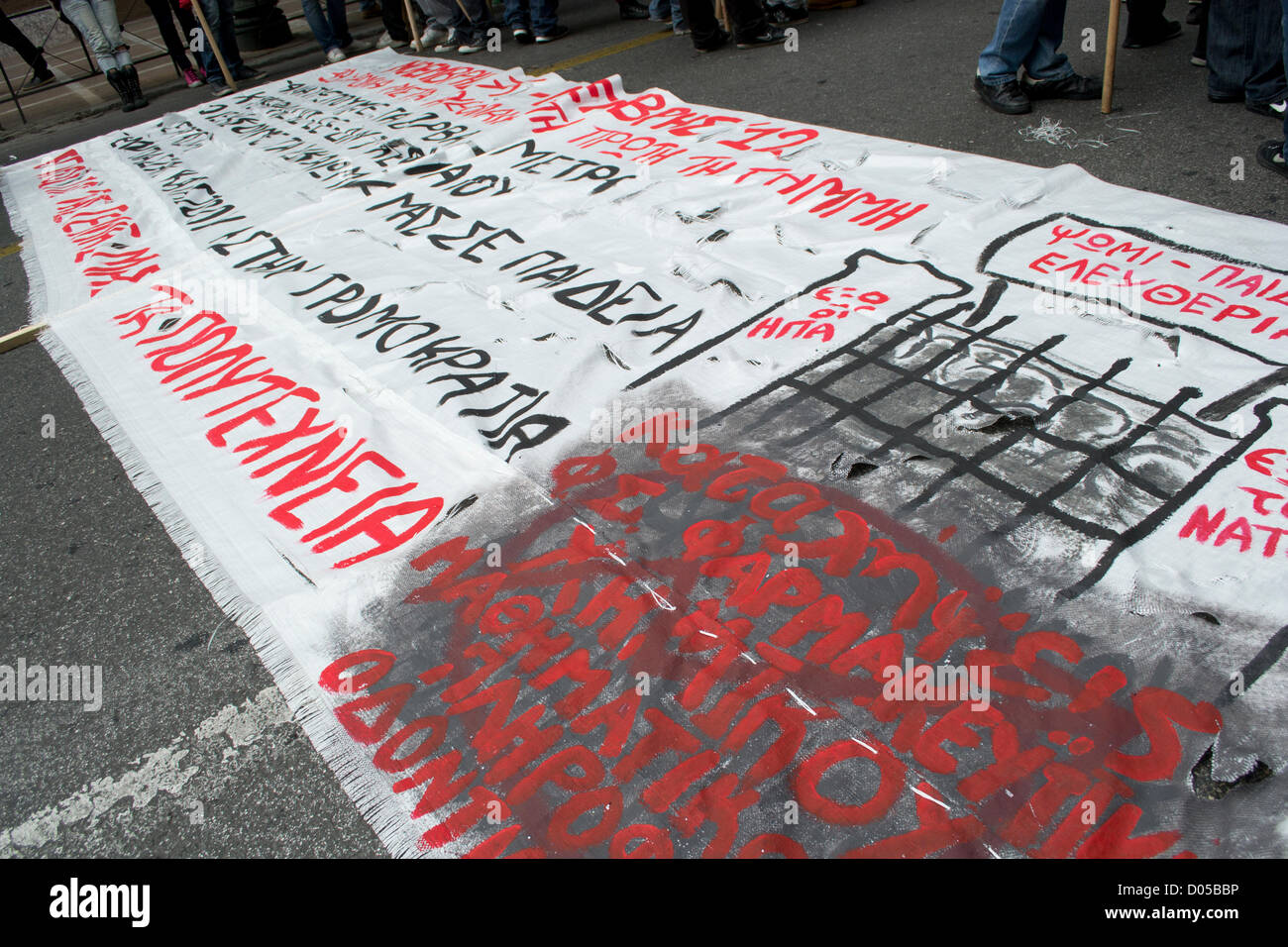 Athen, Griechenland, 17. November 2012.  Eine massive Demonstration findet in Erinnerung an den Athen Polytechnischen Schülern Aufstand gegen die Junta in 1973. Tausende marschierten zur amerikanischen Botschaft riefen Parolen gegen den Imperialismus. Bildnachweis: Nikolas Georgiou / Alamy Live News Stockfoto