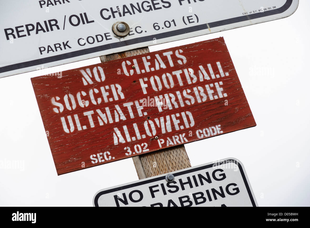 San Francisco - Marina Green Park, Vorschriften beachten. Sport auf dem Rasen verboten. Stockfoto