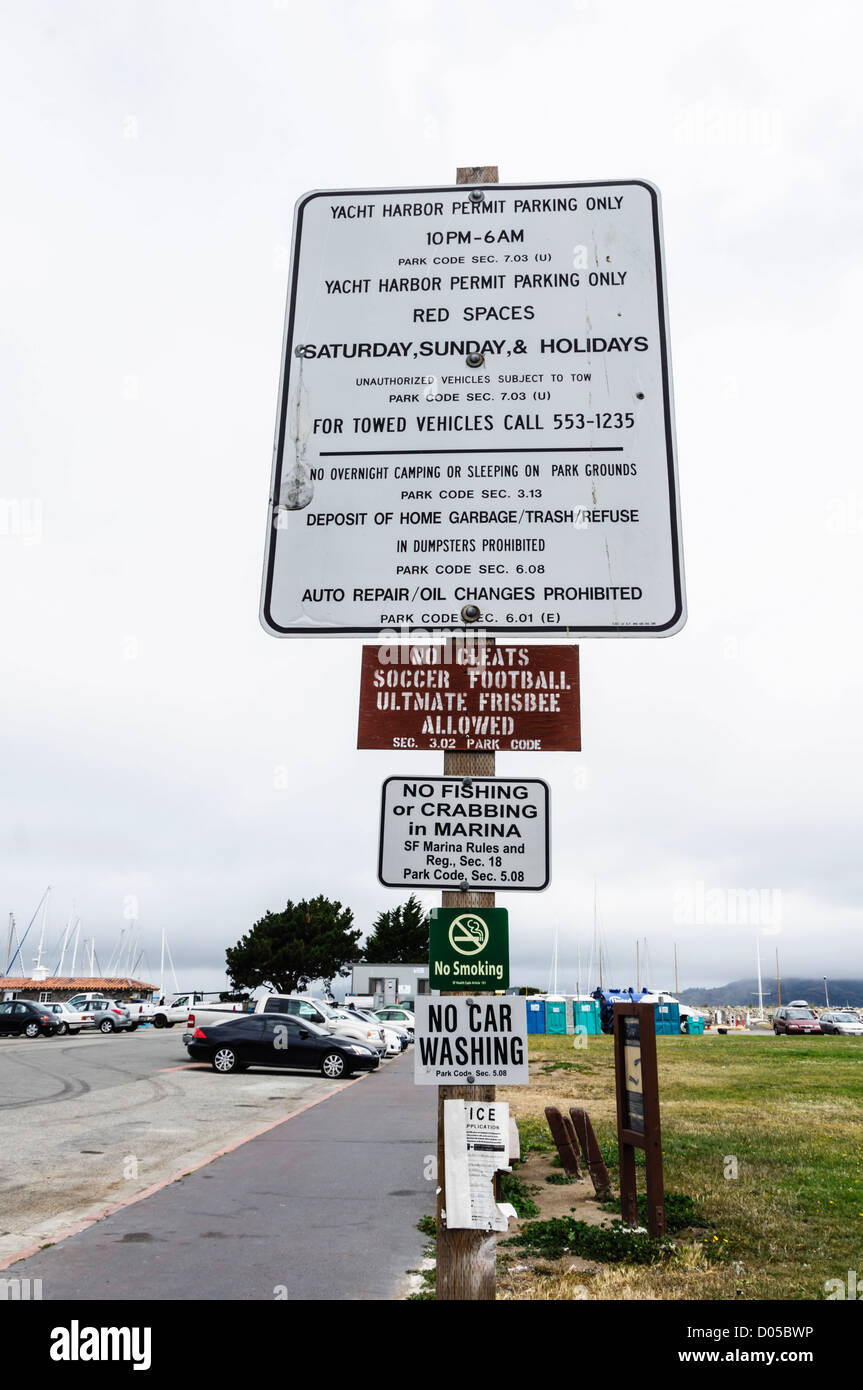 San Francisco - Marina Green Park, Vorschriften beachten. Sport auf dem Rasen verboten. Stockfoto
