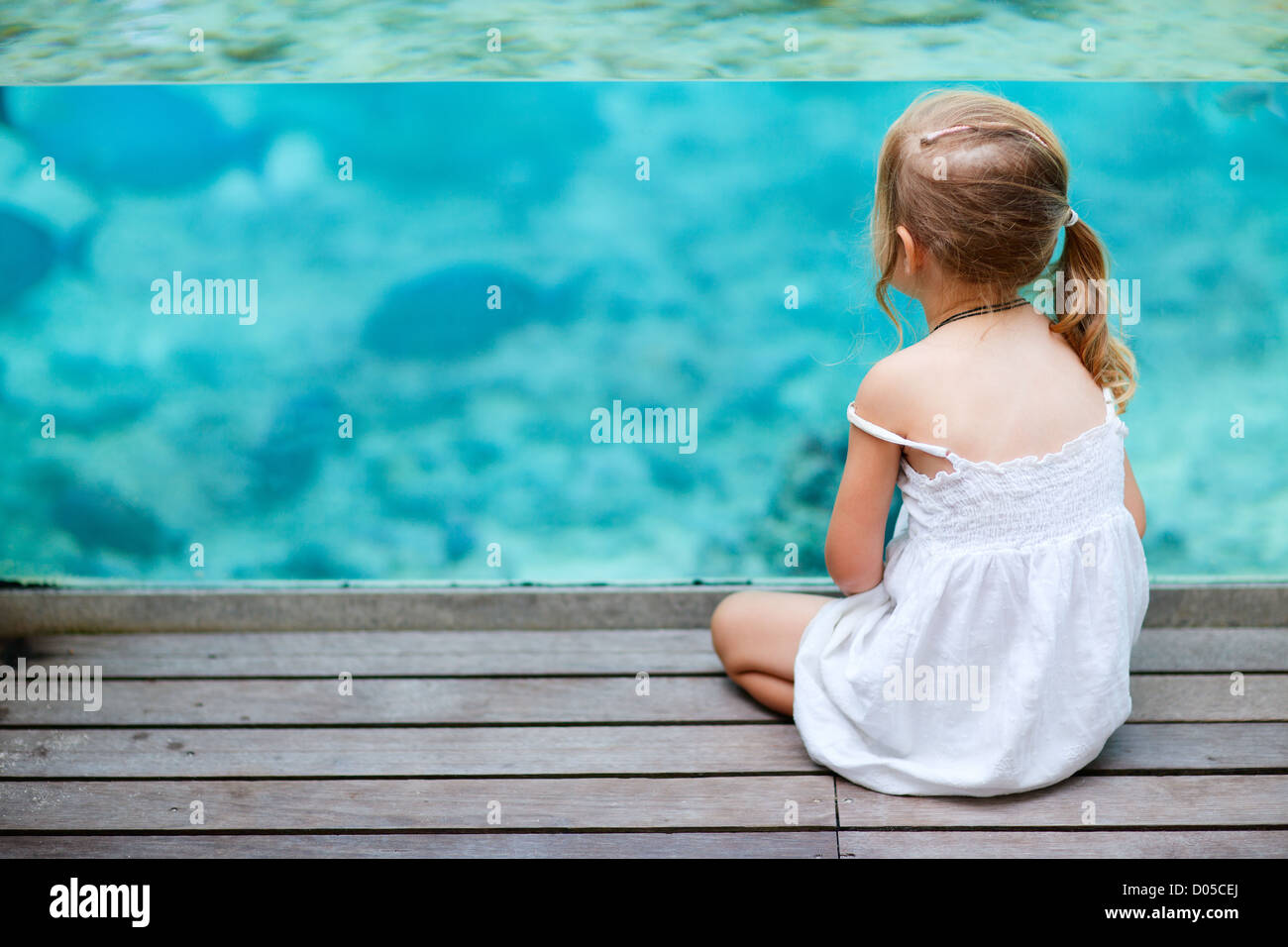 Kleines Mädchen genießen Meeresleben Stockfoto