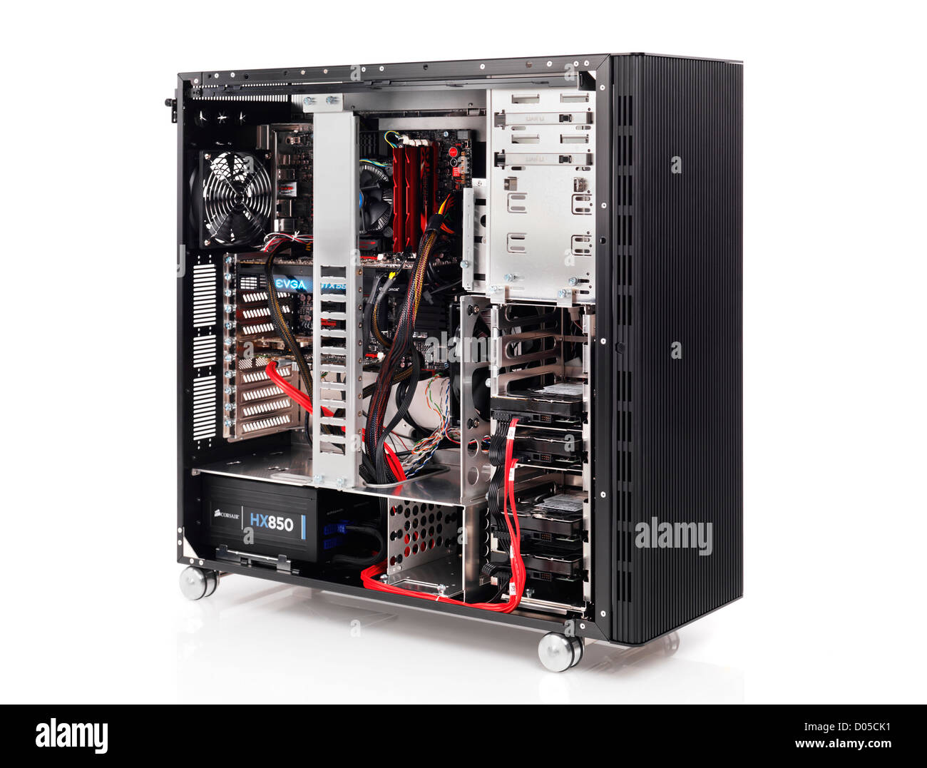 PC-Computer öffnen ATX-Gehäuse mit Mainboard und andere installierte Hardware isoliert auf weißem Hintergrund Stockfoto