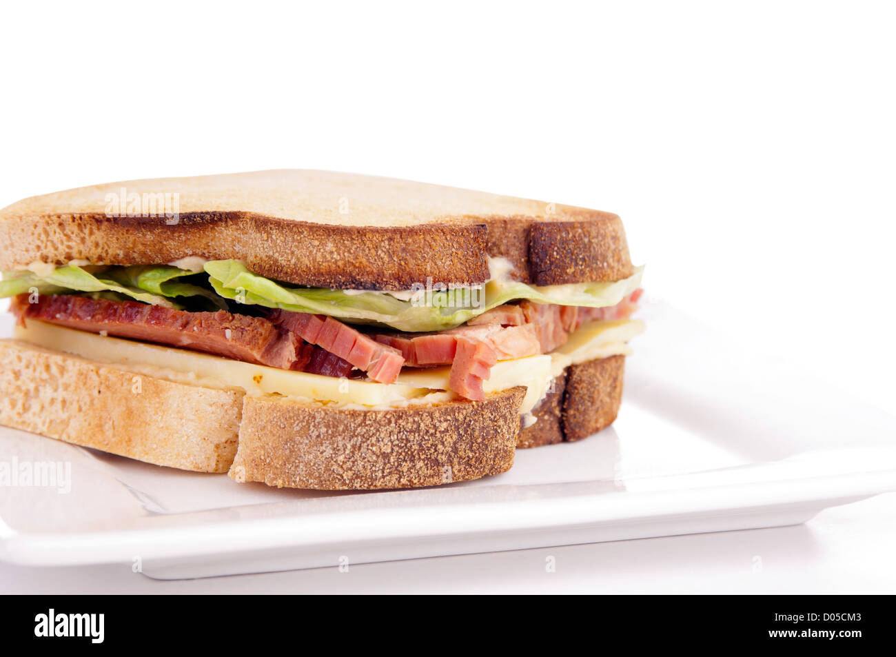 Gluten freie Sandwich mit hausgemachtem Brot, Käse, Roastbeef und Salat Stockfoto