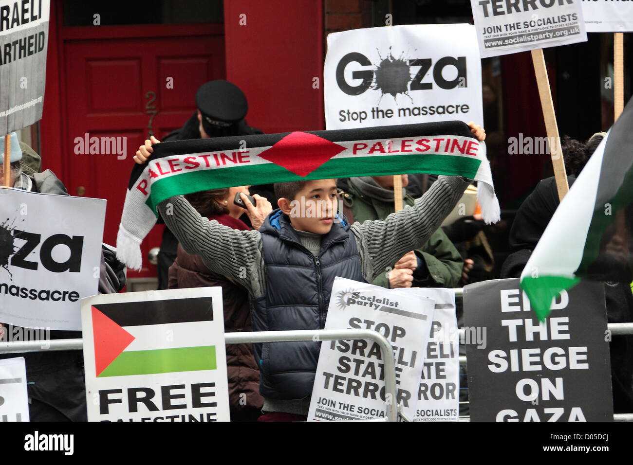 Samstag, 17. November 2012, israelische Botschaft in London zu protestieren. Rund 1200 Personen einen Protest in der Nähe der israelischen Botschaft in London zur Unterstützung der Palästinenser als Luftangriff im Gazastreifen weiter. Stockfoto