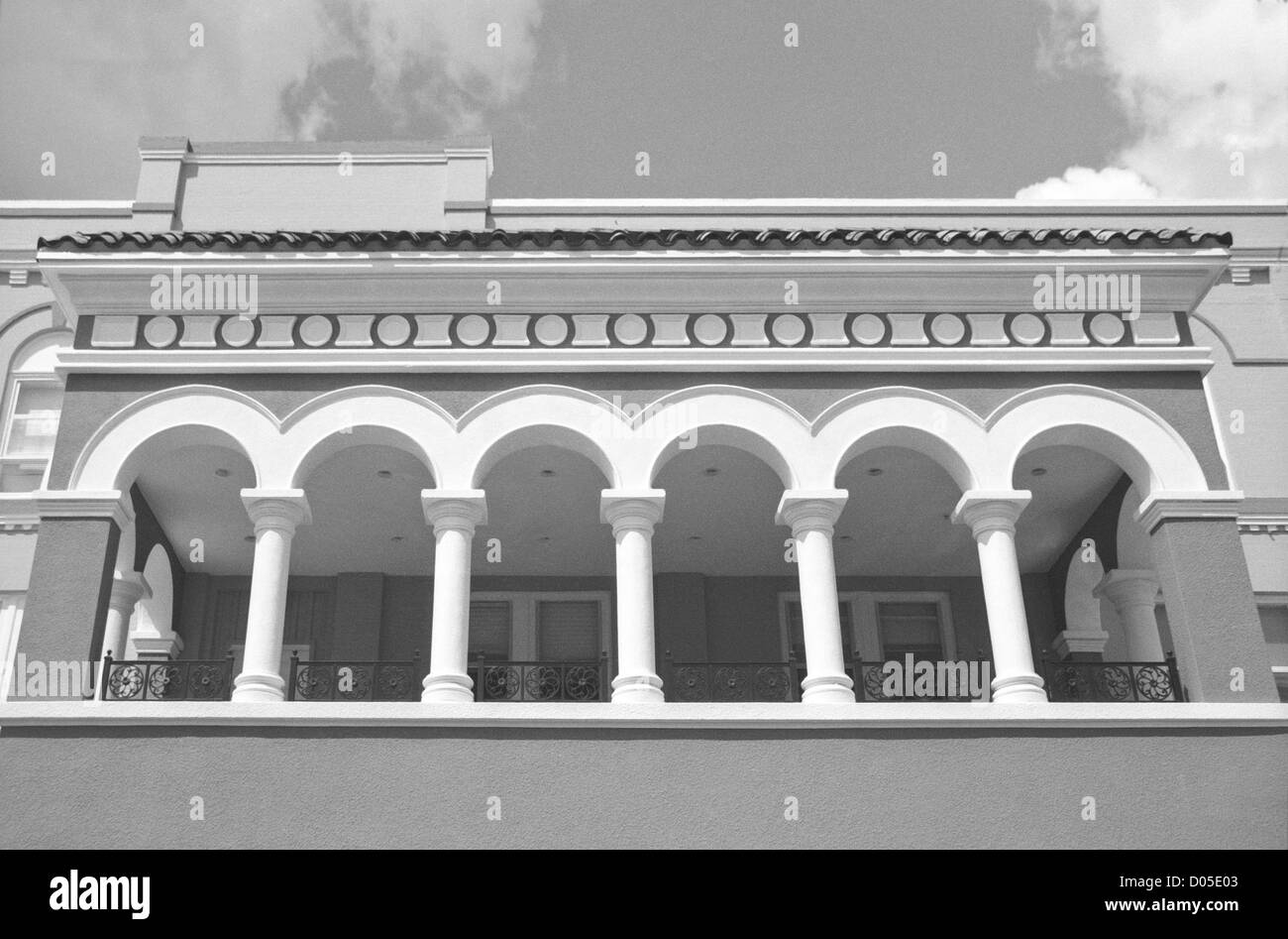 Eine monochrom (Schwarzweiß) Bild eines spanischen oder Art-deco-Stil Gebäude in ft. Myers, Florida, USA. Stockfoto