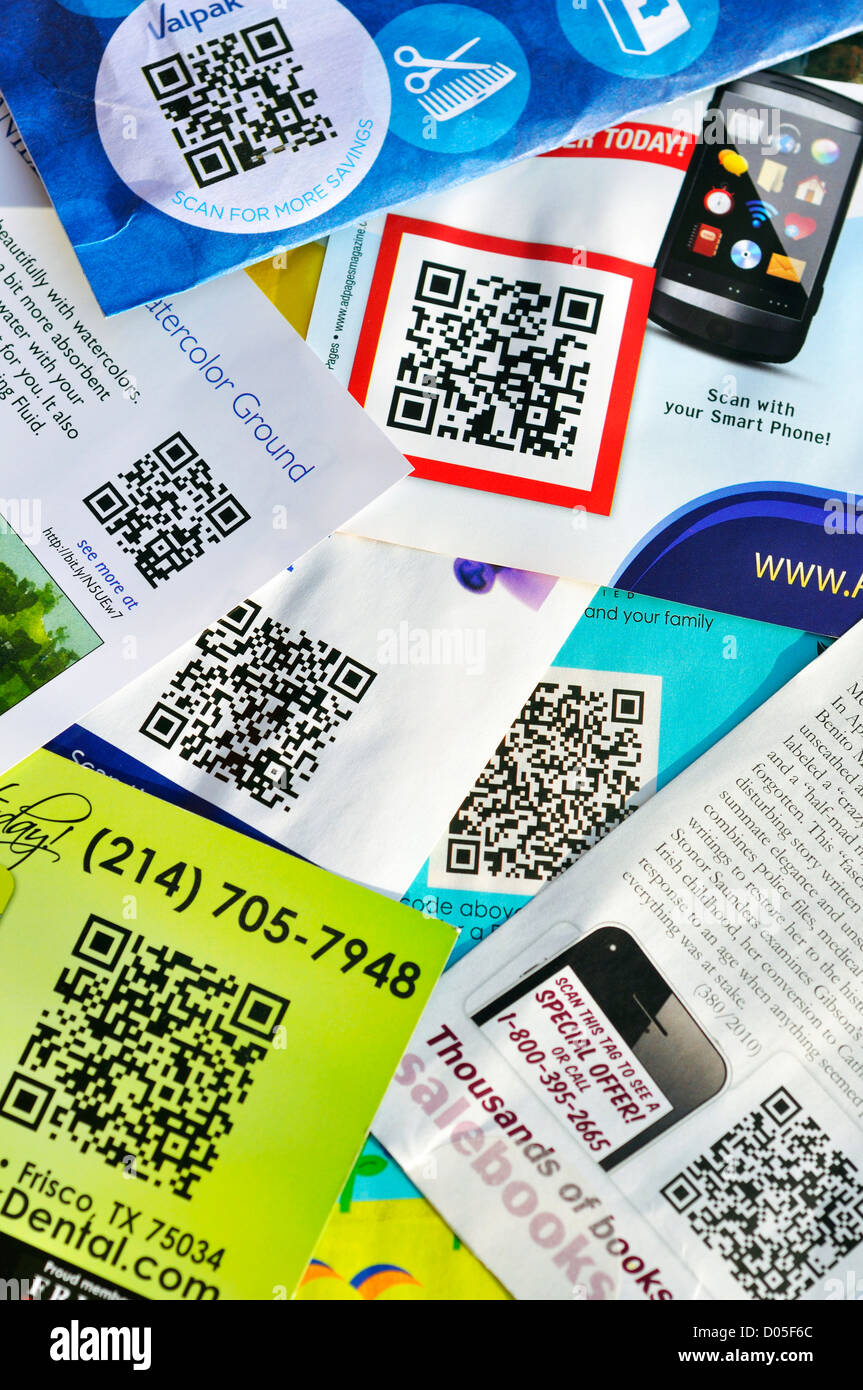 QR Quick Response Codes auf Junk-e-Mail-Broschüren und Zeitschriften Stockfoto