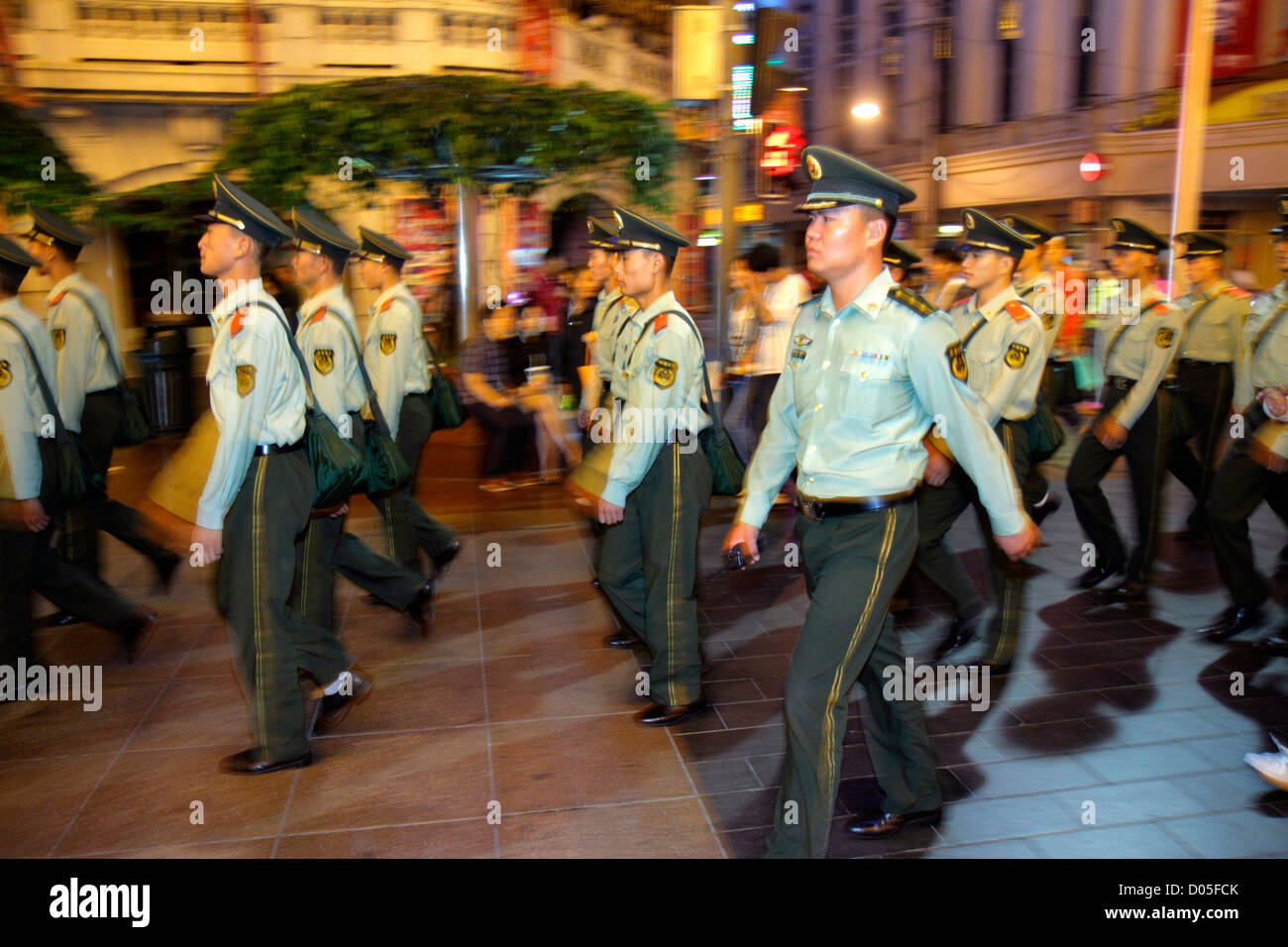 Shanghai China, chinesischer Huangpu Bezirk, East Nanjing Road, Fußgängerzone, Militär, bewaffnete Polizei, marschieren, asiatischer Mann Männer männliche Erwachsene Erwachsene, unifo Stockfoto