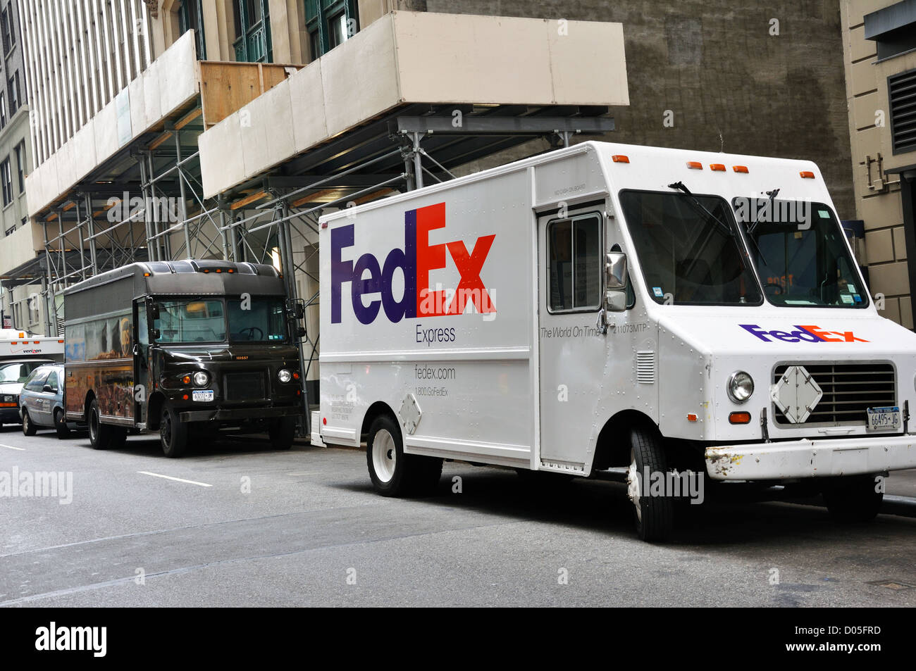 FedEx und UPS LKW New York City, USA Stockfotografie Alamy