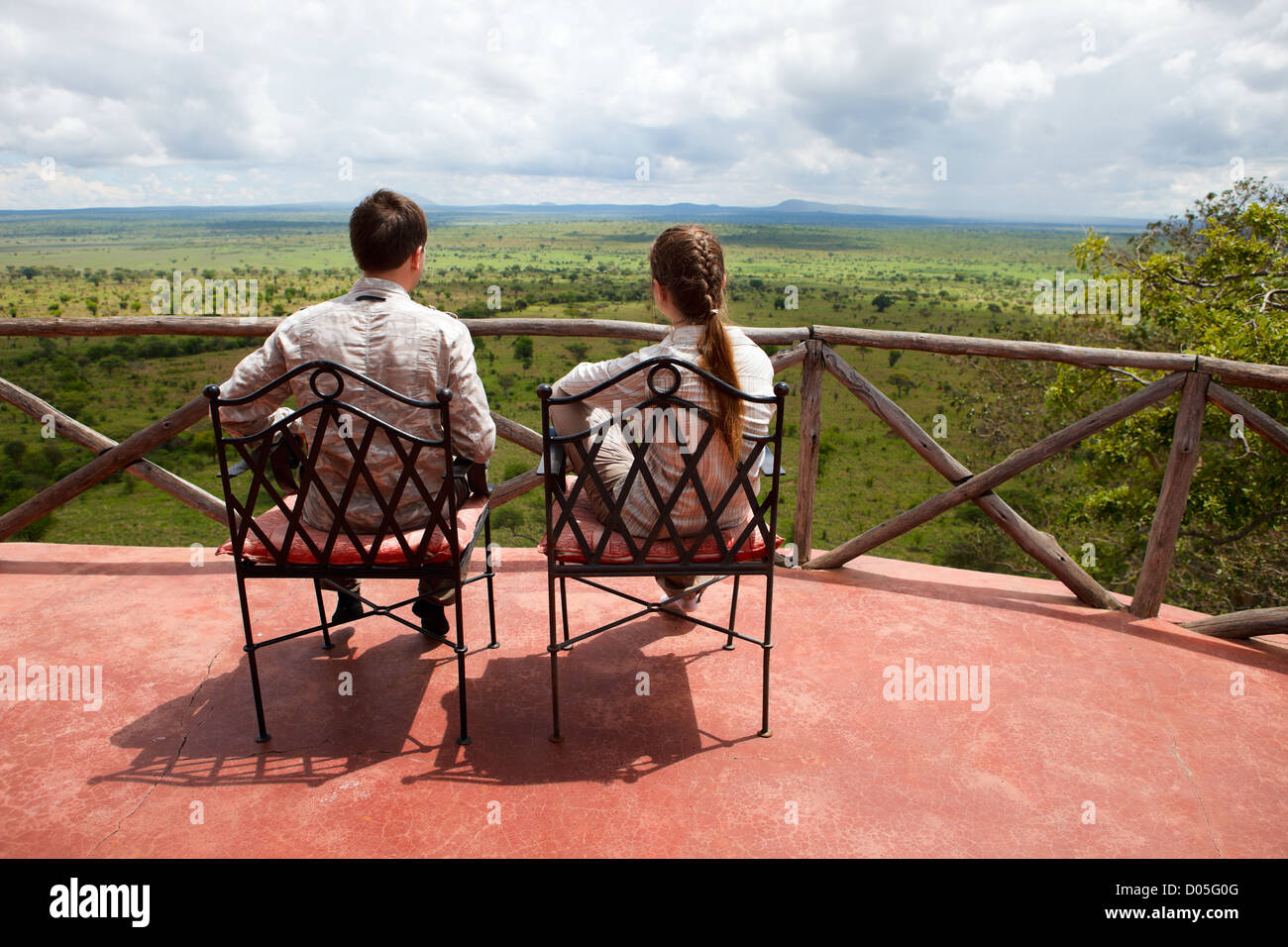 Paar am Balkon der Safari lodge Stockfoto