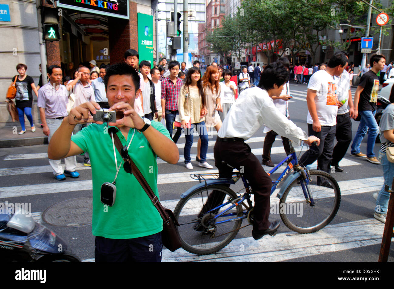 Shanghai China, Asien, Chinesisch, Orient, Huangpu District, East Nanjing Road, Nationentag Goldene Woche, Asiaten, Erwachsene Erwachsene Erwachsene Frau Frauen weibliche Dame, Mann Stockfoto