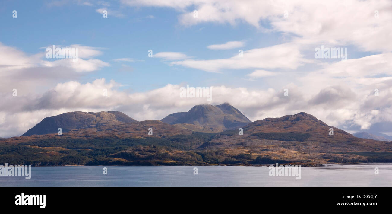 Der Berg Beinn Sgritheall in den schottischen Highlands, gesehen von der Isle Of Skye über den Sound of Sleat, Scotland, UK Stockfoto