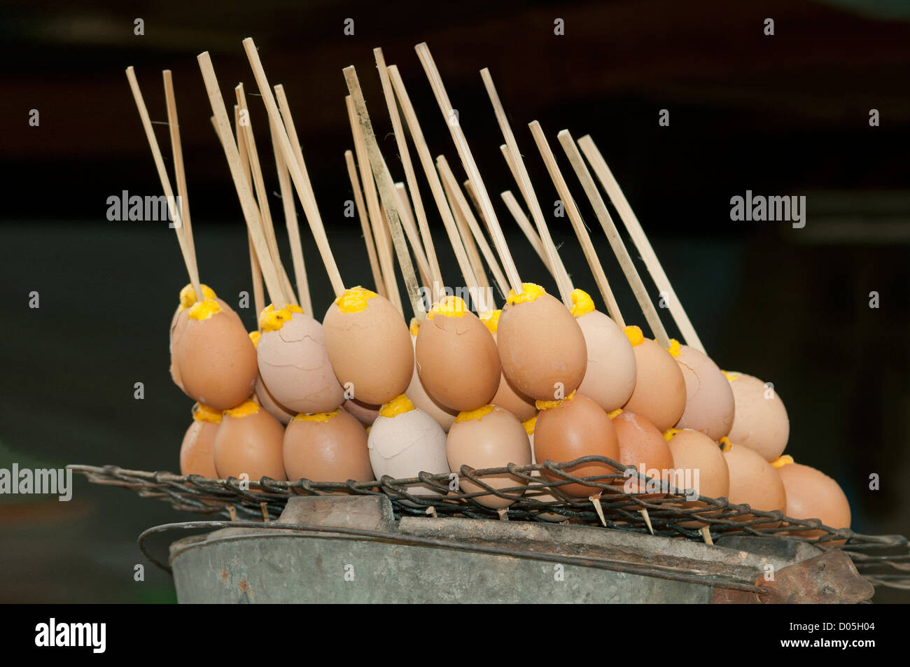 Vom Grill Eiern, ein beliebter kambodschanischen Snack, Battambang, Kambodscha Stockfoto